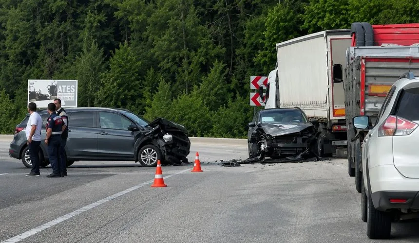 Isparta-Antalya Karayolunda Zincirleme Kaza: 1 Yaralı