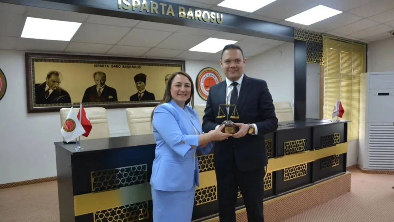 Isparta Barosu tarafından düzenlenen "Sigorta ve Tahkim Uygulamaları" konulu seminer, avukatlar ve stajyer avukatların yoğun katılımıyla gerçekleştirildi. Baro Başkanı Fatih Semiz, eğitimin mesleki gelişim açısından önemine dikkat çekti.

Isparta Barosu Hizmet Binası’nda gerçekleştirilen seminerin konuğu, alanında uzman isimlerden Av. Gönül Kapağan oldu. Uzun bir yoldan gelerek Ispartalı meslektaşlarıyla buluşan Kapağan, sigorta hukuku ve tahkim uygulamalarındaki güncel mevzuat ile yargı kararları hakkında kapsamlı bir sunum yaptı.

Başkan Semiz’den Teşekkür Mesajı
Seminerin oldukça verimli geçtiğini belirten Isparta Baro Başkanı Fatih Semiz, program sonunda yaptığı açıklamada şunları söyledi:

"Değerli meslektaşımız Av. Gönül Kapağan'ın sunumu ile çok güzel ve verimli bir seminer gerçekleştirdik. Uzun bir yoldan gelerek bugün bizlerle değerli bilgilerini paylaşan Sayın Kapağan başta olmak üzere, seminerimize katılım gösteren tüm avukat ve avukat stajyerlerimize teşekkür eder, şükranlarımı sunarım."

Seminer boyunca merak edilen soruları yanıtlayan Av. Gönül Kapağan’a, katkılarından dolayı teşekkür plaketi takdim edildi. Isparta Barosu’nun, avukatların teknik konulardaki donanımlarını artırmak amacıyla bu tür eğitim programlarına önümüzdeki dönemde de devam edeceği vurgulandı.