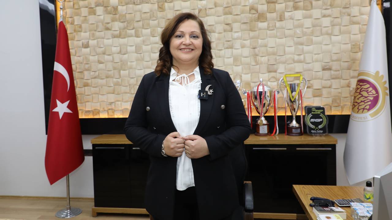 Ankara kulislerinden sızan son bilgilere göre, Afyonkarahisar Belediye Başkanı Burcu Köksal’ın AK Parti’ye geçişi kesinleşti. Salı günü gerçekleşecek tarihi imza öncesi, bazı CHP’li ilçe belediyelerinin "geçiş" taleplerinin ise geri çevrildiği öğrenildi.

Afyonkarahisar Belediye Başkanı Burcu Köksal, siyaset gündemine bomba gibi düşen kararıyla ilgili ilk kez konuştu. Cumhurbaşkanı Erdoğan ile yaptığı görüşmenin detaylarını açıklayan Köksal, "Herhangi bir baskı yok, Sayın Cumhurbaşkanı her türlü desteği vereceklerini bizzat söyledi" dedi.

"Salı Günü Katılıyorum"
Kamuoyunda günlerdir konuşulan iddialara son noktayı koyan Burcu Köksal, geçiş sürecini şu sözlerle teyit etti:

"Evet ben bir karar verdim. Salı günü Genişletilmiş İl Başkanları Toplantısı'nda AK Parti’ye katılıyorum. Bu kararın arkasında herhangi bir tehdit ya da baskı yoktur. Hakkımda herhangi bir soruşturma da bulunmamaktadır."

Kritik Görüşme: "Arkadandayız"
Cumhurbaşkanı ile dün yarım saati aşan bir görüşme gerçekleştirdiğini belirten Köksal, görüşmenin perde arkasını şu sözlerle anlattı:

"Sayın Cumhurbaşkanı ile dün yarım saatten fazla bir süre görüştüm. Bana bazı anket çalışmalarından bahsetti ve bu anketlerde kişisel uyumun çok yüksek olduğunu gösterdi. Sayın Cumhurbaşkanı bana; 'Parti olarak biz senin arkandayız. Eleştiriler seni etkilemesin. Sen hizmetlerine devam et. Biz sana parti olarak her türlü katkıyı sunacağız ve arkanda duracağız' dedi."

İlçe Belediyelerine AK Parti Kapısı Kapandı
Bu tarihi transferin en dikkat çeken detayı ise ilçe belediyeleriyle ilgili yaşandı. Afyonkarahisar’da bazı CHP’li ilçe belediye başkanlarının "biz de geçelim" talebiyle AK Parti kapısını çaldığı ancak bu taleplerin genel merkez düzeyinde reddedildiği öğrenildi. AK Parti’nin bu noktada sadece Burcu Köksal ismine odaklandığı ve stratejik bir hat izlediği belirtiliyor.