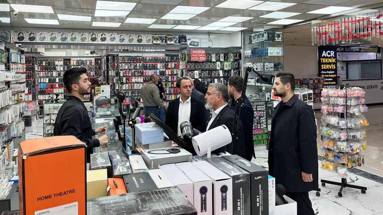 CHP Isparta Merkez İlçe Başkanı Birtan Özgün Takmaz ve beraberindeki heyet, kent merkezinde esnafı ziyaret ederek dertlerini dinledi. Takmaz, "Halkın gerçek gündemi geçim sıkıntısı; çözümü biz getireceğiz" dedi.

Geniş Katılımlı Saha Çalışması
Cumhuriyet Halk Partisi Isparta teşkilatı, Genel Başkan Özgür Özel’in talimatları doğrultusunda Isparta sokaklarındaydı. Ziyaretlere Merkez İlçe Başkanı Birtan Özgün Takmaz’ın yanı sıra; İl Başkanı Hasan Karaca, İl Genel Meclis Üyesi Yaşar Ali Balcı, kadın ve gençlik kolları başkanları ile parti yöneticileri katıldı.

Esnafın Gündemi: Artan Maliyetler ve Alım Gücü
Ziyaretlerde esnafın en büyük şikâyetinin ekonomik belirsizlik ve hayat pahalılığı olduğunu belirten Takmaz, ticari hayatın artan maliyetler ve azalan alım gücü kıskacında olduğunu ifade etti. Esnafın mevcut düzene yönelik şikâyetlerini tek tek dinleyen CHP heyeti, partinin ekonomik çözüm önerilerini paylaştı.

"Halkın İktidarını Kurmak İçin Sahadayız"
Isparta’da halkla omuz omuza çalışmaya devam edeceklerini vurgulayan Birtan Özgün Takmaz, şu ifadeleri kullandı:

"Cumhuriyet Halk Partisi iktidarında esnafın, emeklinin, öğrencinin ve vatandaşlarımızın yüzleri gülecek, halk iktidarda olacaktır. Bizler sadece sorunları dinleyen değil, çözüm üreten bir anlayışla sahadayız."