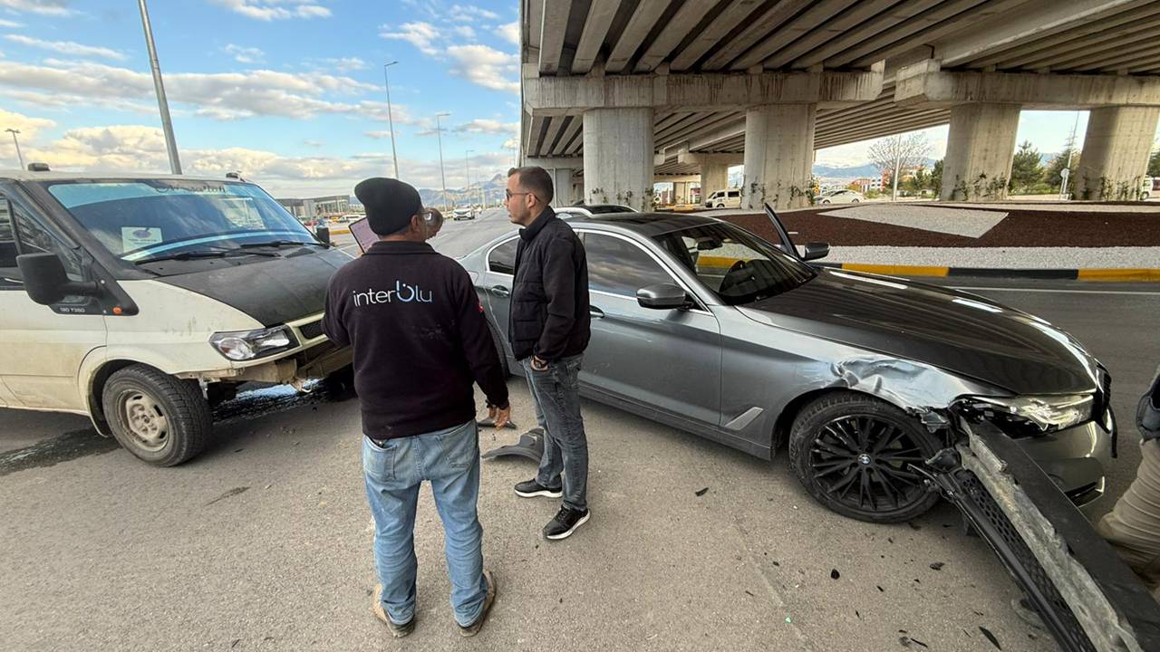 Isparta-İstanbul yolu üzerinde bulunan Çünür Yeni Alt Geçidi'nde meydana gelen trafik kazasında araçlarda maddi hasar oluştu. Kaza nedeniyle bölgede trafik yoğunluğu yaşandı.

Maddi Hasar Oluştu
Edinilen bilgilere göre, Çünür Yeni Alt Geçidi içerisinde seyir halindeki araçların karıştığı kazada şans eseri yaralanan olmazken, araçlarda önemli ölçüde maddi hasar meydana geldi. Olay yerine sevk edilen trafik ekipleri, ikinci bir kaza riskine karşı yolda güvenlik önlemleri aldı.