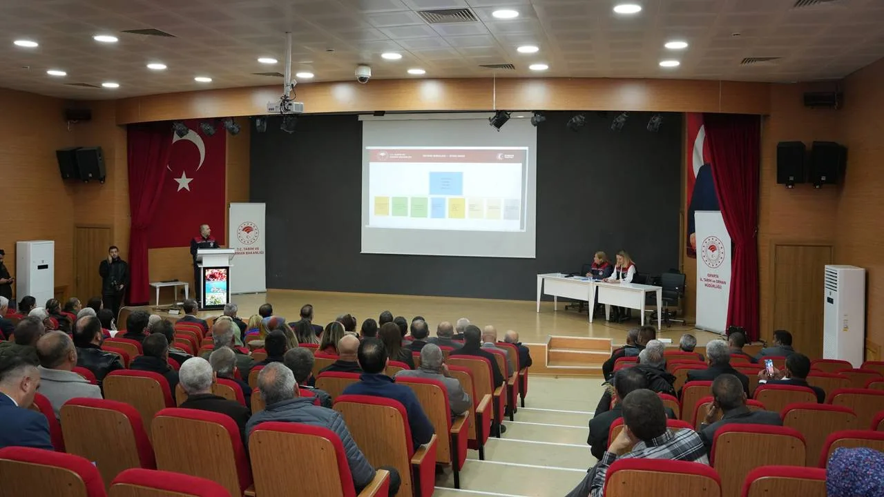 Eğirdir ilçesinde düzenlenen KKYDP 17. Etap bilgilendirme toplantısında, kırsal kalkınma desteklerinin detayları açıklandı. 2026 yılı başvuruları kapsamında yatırımcılara 30 milyon TL’ye varan hibe desteği sağlanması planlanıyor.

Isparta Tarımına Milyonluk Katkı
Eğirdir'de gerçekleştirilen toplantıda, Isparta İl Tarım ve Orman Müdürlüğü'nün geçtiğimiz yıla dair karnesi ve 2026 yılı hedefleri paylaşıldı. 2025 yılı içerisinde 25 yatırımcıya toplam 70.000.000 TL hibe ödemesi gerçekleştirilirken, yeni dönemde bu desteğin artarak devam edeceği vurgulandı.

30 Milyon TL'ye Varan Destek İmkanı
2026 yılı KKYDP başvuruları kapsamında ekonomik yatırımlar ve modern sulama sistemleri için üst limitleri zorlayan destek paketleri açıklandı:

Ekonomik Yatırımlar: Yaklaşık 30.000.000 TL üst limitli hibe desteği planlanıyor.

Aile İşletmeleri: Küçük ölçekli aile işletmelerine yönelik projelerde 8.000.000 TL’ye kadar ile oranında hibe imkânı sunulacak.

Geniş Katılımlı Bilgilendirme
Eğirdir ilçe protokolü, kurum temsilcileri, muhtarlar ve üreticilerin yoğun katılım gösterdiği toplantıda; modern tarım tekniklerinden tesisleşmeye kadar pek çok alanda sunulan desteklerin bölge ekonomisine ve üretime can suyu olacağı ifade edildi. Kırsal kalkınmayı hedefleyen bu programlarla Isparta’nın tarımsal potansiyelinin en üst seviyeye çıkarılması hedefleniyor.