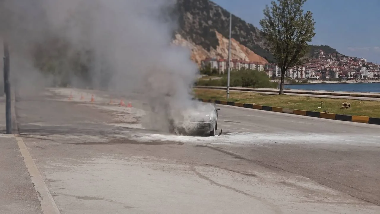 Eğirdir Devlet Hastanesi önünde seyir halindeyken motor kısmından alevler yükselen otomobil, itfaiyenin müdahalesine rağmen kullanılamaz hale geldi.

Dumanları Fark Edince Hemen Durdu
Edinilen bilgilere göre olay, Eğirdir Devlet Hastanesi mevkisinde meydana geldi. Seyir halindeki otomobilin motor bölümünden aniden dumanlar yükselmeye başladı. Durumu fark eden sürücü, soğukkanlılığını koruyarak aracı hemen yol kenarına çekti ve durumu itfaiye ekiplerine bildirdi.

İtfaiye Müdahale Etti Ancak Araç Yanmaktan Kurtulamadı
Kısa sürede olay yerine ulaşan Eğirdir Belediyesi’ne bağlı itfaiye ekipleri, alevlerin tüm aracı sarmaması için yoğun çaba sarf etti. Ekiplerin müdahalesiyle yangın kontrol altına alınarak söndürüldü. Ancak yangın sonucunda otomobilin motor kısmı tamamen yanarak büyük çapta maddi hasar oluştu.

Yol Kısa Süre Trafiğe Kapatıldı
Yangın esnasında hastane önündeki trafik akışı güvenlik amacıyla kontrollü olarak sağlandı. Aracın soğutma çalışmalarının tamamlanmasının ardından trafik normale dönerken, yangının çıkış nedeniyle ilgili inceleme başlatıldı.