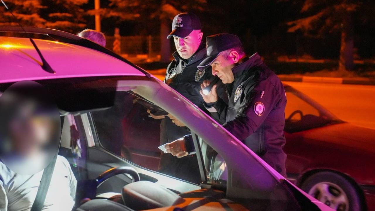 Isparta İl Emniyet Müdürlüğü ekipleri, hafta sonu yoğunluğu öncesinde şehrin kilit kavşaklarında huzur ve güven uygulaması gerçekleştirdi. 8-9 Mayıs tarihlerini kapsayan denetimlerde kamu düzeninin korunması hedeflendi.

Emniyet güçleri, vatandaşların huzurunu temin etmek ve suçla mücadele etmek amacıyla stratejik noktalarda denetim noktaları oluşturdu. Denetimlerin odak noktasında; SDÜ ve Sav kavşakları ile Eğirdir Yolu, Bozanönü Caddesi ve Gölcük Yolu (1001 Evler Kavşağı) yer aldı.

Uygulama kapsamında durdurulan araçlarda evrak kontrolleri yapılırken, şahıslar üzerinde de GBT sorgulamaları gerçekleştirildi. Kamu düzeninin devamlılığı ve aranan şahısların tespiti için yapılan bu rutin kontrollerin, önümüzdeki süreçte de kararlılıkla devam edeceği bildirildi.