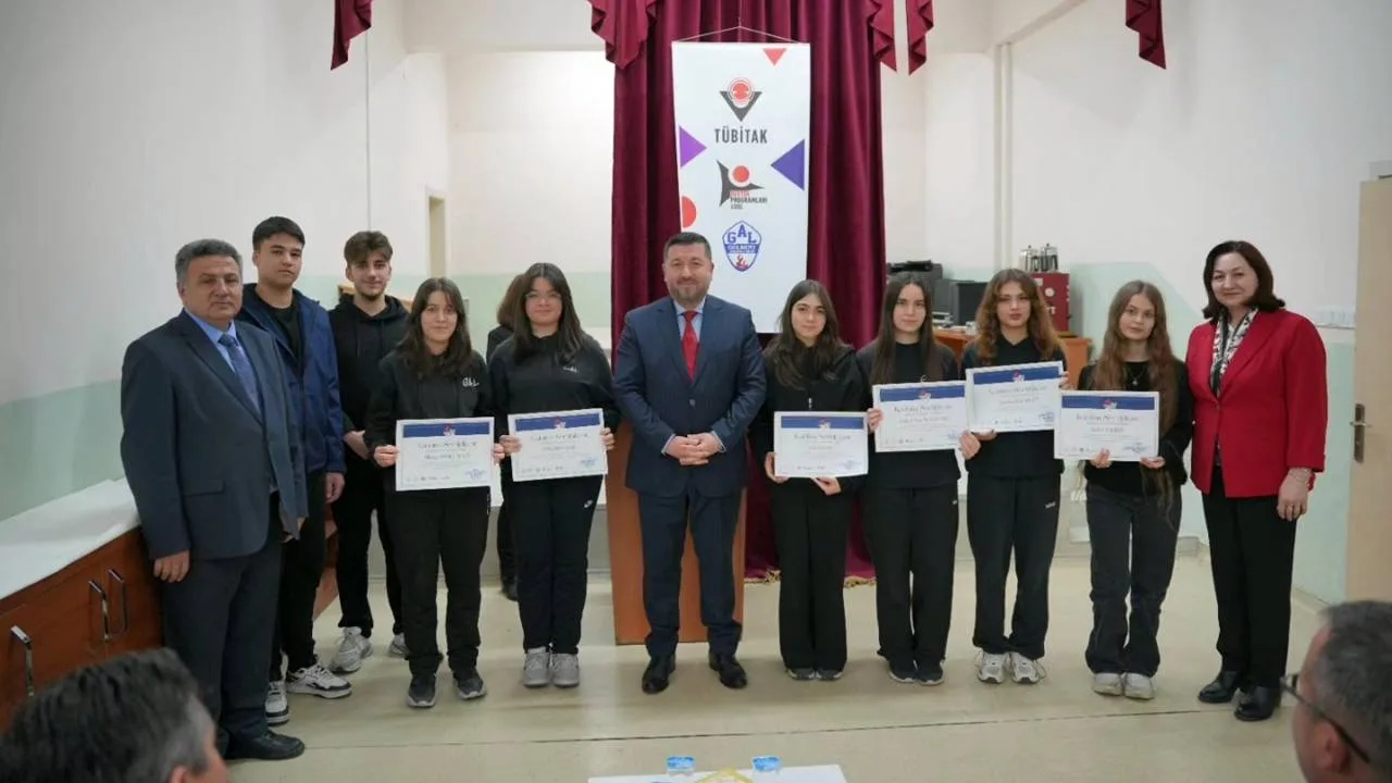 Isparta Gülkent Anadolu Lisesi tarafından düzenlenen TÜBİTAK 4006-B Bilim Fuarı, öğrencilerin yaratıcı projeleriyle kapılarını açtı. Açılışa katılan İl Millî Eğitim Müdürü Recai Ocak, öğrencilerin bilimsel merakını ve üretim becerilerini yerinde inceledi.

Genç Araştırmacılardan Nitelikli Çalışmalar
Fuar kapsamında öğrenciler tarafından hazırlanan ve bilimsel düşünme becerilerini yansıtan çok sayıda proje sergilendi. İl Millî Eğitim Müdürü Recai Ocak, standları tek tek gezerek projeler hakkında öğrencilerden detaylı bilgi aldı. Sergilenen çalışmalar, araştırma ve üretim odaklı nitelikleriyle dikkat çekti.

TEKNOFEST Gençliğine Sertifika Gururu
Bilim fuarı aynı zamanda teknoloji odaklı başarılara da sahne oldu. Program dahilinde, TEKNOFEST eğitimlerini başarıyla tamamlayan öğrencilere sertifikaları takdim edildi. Öğrencilerin teknolojik gelişim süreçlerine katkı sunan bu başarı, okulun proje üretim kültürünü bir kez daha gözler önüne serdi.

Başarı Dilekleri
Bilimsel merakı besleyen ve okulda yürütülen akademik çalışmaları taçlandıran fuar sonunda, emeği geçen idareci, öğretmen ve öğrenciler tebrik edildi. Fuarın, Isparta’daki bilimsel proje üretme kültürüne önemli bir katkı sunduğu vurgulandı.