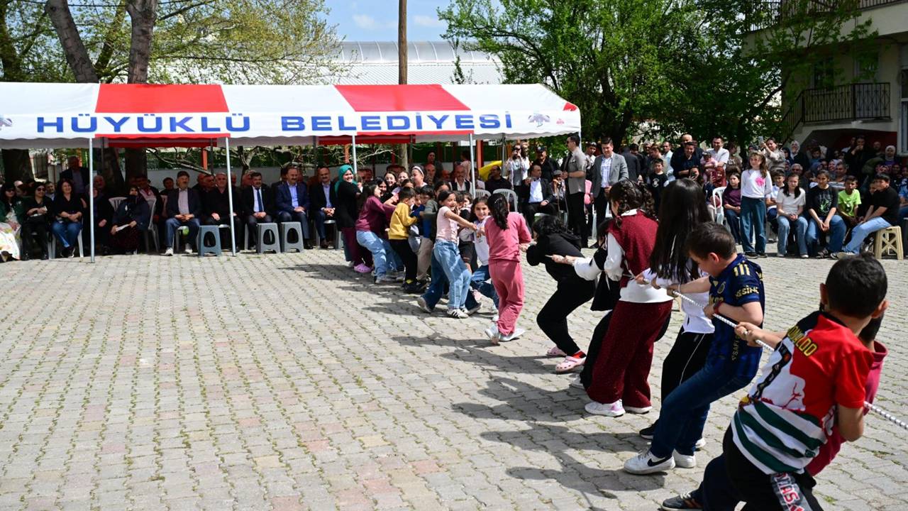 Isparta'nın Yalvaç ilçesine bağlı Hüyüklü Kasabası’nda düzenlenen 16. Hıdırellez Şenlikleri büyük bir katılımla gerçekleşti. Şenliğe katılan Isparta Valisi Abdullah Erin, birlik ve beraberlik mesajları verdi.

Geleneksel Kutlama 16. Kez Yapıldı
Hüyüklü Belediyesi tarafından bu yıl 16’ncısı tertip edilen geleneksel Hıdırellez Şenlikleri, renkli görüntülere sahne oldu. Baharın gelişinin müjdecisi olan Hıdırellez’i coşkuyla kutlayan Hüyüklü halkı, bu anlamlı günde protokol üyelerini de ağırladı.

Vali Erin’den Birlik ve Kardeşlik Vurgusu
Şenliklere katılarak vatandaşlarla bir araya gelen Isparta Valisi Abdullah Erin, Hıdırellez’in birleştirici gücüne dikkat çekti. Vali Erin, organizasyonla ilgili yaptığı değerlendirmede şu ifadelere yer verdi:
"Hüyüklü Belediyemiz tarafından düzenlenen bu güzel etkinlikte kıymetli hemşehrilerimizle bir araya gelmenin mutluluğunu yaşadık. Birlik ve kardeşlik ikliminin en güzel şekilde hissedildiği bu anlamlı organizasyonda emeği geçen Belediye Başkanı Sayın Kadir Minnet ve tüm vatandaşlarımıza teşekkür ediyorum."

Vatandaşlardan Yoğun İlgi
Yemek ikramları ve çeşitli etkinliklerle devam eden şenlikte Vali Erin, vatandaşlarla uzun süre sohbet ederek taleplerini dinledi. Hüyüklü Belediye Başkanı Kadir Minnet de katılımlarından dolayı Vali Erin’e ve şenliğe ilgi gösteren tüm Ispartalılara şükranlarını sundu.