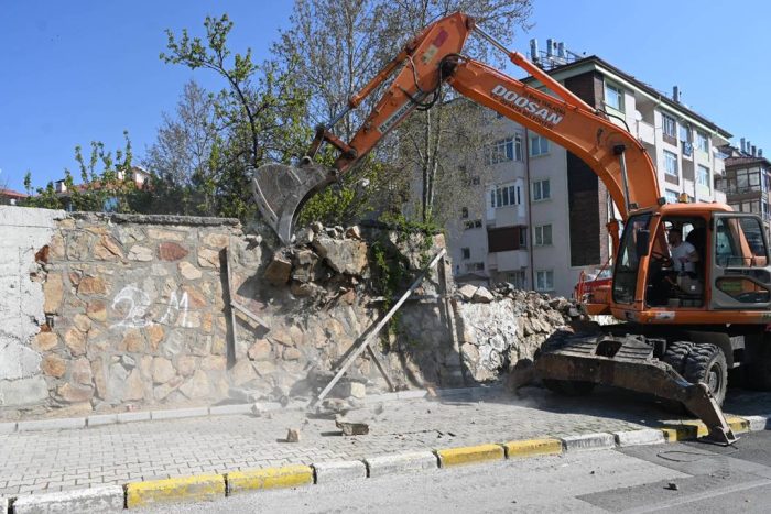 Isparta Belediyesi’nden Eğitim Bölgesine Modern Dokunuş: Eski Duvar Yıkıldı