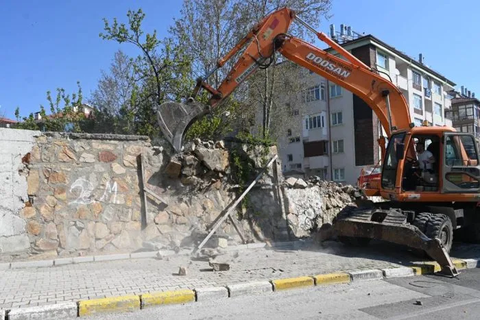 Isparta Belediyesi’nden Eğitim Bölgesine Modern Dokunuş: Eski Duvar Yıkıldı