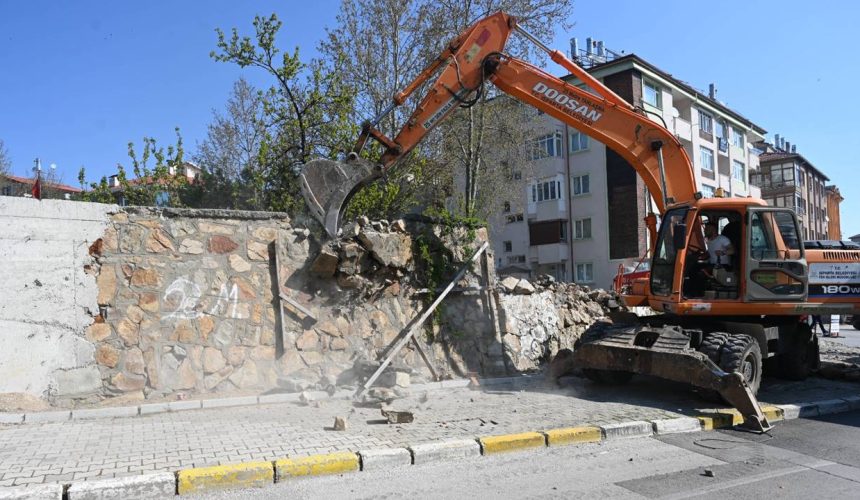 Isparta Belediyesi’nden Eğitim Bölgesine Modern Dokunuş: Eski Duvar Yıkıldı