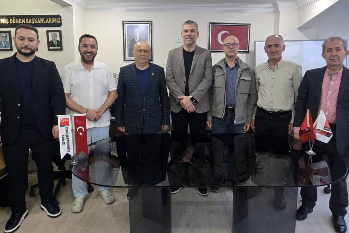 Isparta Diş Hekimleri Odası 15. Genel Kurulu gerçekleştirildi. Yapılan genel kurulda mevcut yönetim kurulu üyeleri, oy birliğiyle ibra edildi.
Tek liste halinde gidilen seçimlerin ardından yeni dönem yönetim kurulu ve kurullar belirlendi. Oda başkanlığına Naim Şenyurt getirildi.
YÖNETİM KURULU GÖREV DAĞILIMI
Dönem Isparta Diş Hekimleri Odası Yönetim Kurulu şu isimlerden oluştu:
Başkan: Naim Şenyurt
Başkan Vekili: Süleyman Şen
Genel Sekreter: Aşkın Daldal
Sayman: Hasan Ali Savaş
Yönetim Kurulu Üyesi: Gülşen Uluçay
DİSİPLİN KURULU
Ahmet Örmeci
Özgür Yılmaz
Esin Can Yüksel
Serhan Keleş
İbrahim Gündoğay
DENETLEME KURULU
Hüdayi Kartöz
Enes Er
Banu Tandoğan
Genel kurulun ardından açıklamalarda bulunan Oda Başkanı Naim Şenyurt, yeni dönemin meslek camiası adına hayırlı olmasını dileyerek, birlik ve beraberlik içerisinde çalışmalarını sürdüreceklerini ifade etti. Şenyurt yaptığı açıklamada şu ifadelere yer verdi;
“15. Genel Kurulumuzu demokratik bir ortamda, meslektaşlarımızın katılımıyla tamamlamış bulunuyoruz. Öncelikle görev süresi boyunca odamıza emek veren, mesleğimizin gelişimi için katkı sunan geçmiş dönem başkanlarımıza ve tüm yönetim kurulu üyelerine teşekkür ediyorum.
Yeni bir dönem için üyelerimizin teveccühü ile bu görevi üstlenmiş bulunuyoruz. Amacımız, Isparta’da diş hekimliği mesleğinin daha da güçlenmesi, meslektaşlarımızın haklarının korunması ve oda faaliyetlerinin daha verimli hale getirilmesidir.
Tüm kurullarımızla birlikte uyum içerisinde çalışarak, mesleki dayanışmayı artırmak ve odamızı daha ileriye taşımak için elimizden gelen gayreti göstereceğiz. Bu süreçte bizlere güvenen tüm üyelerimize teşekkür ediyor, yeni dönemin camiamıza hayırlı olmasını diliyorum.”