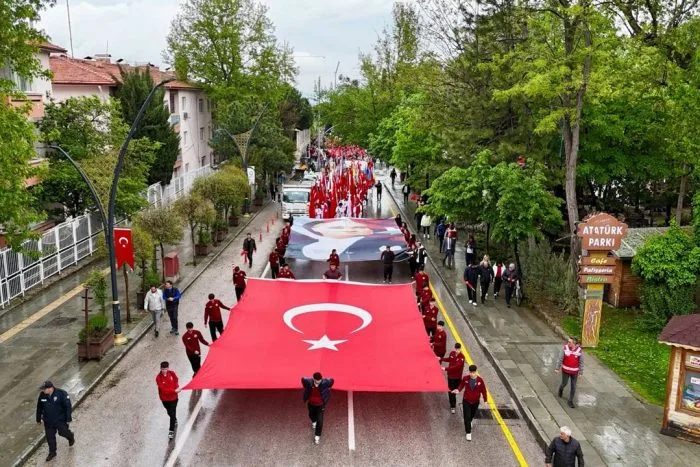 Isparta’da Gençlik Haftası Coşkusu Başladı: İstasyon Caddesi Al Bayraklarla İnledi!