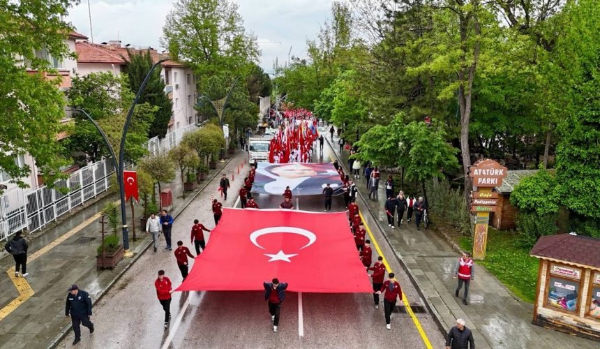 Isparta’da Gençlik Haftası Coşkusu Başladı: İstasyon Caddesi Al Bayraklarla İnledi!
