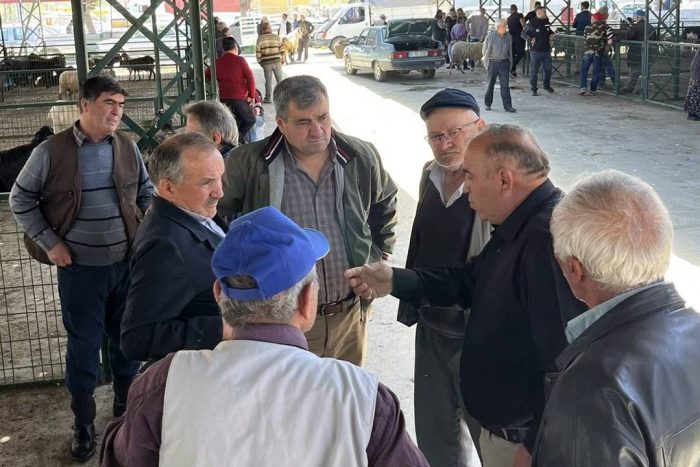 Isparta İli Damızlık Koyun Keçi Yetiştiricileri Birliği Başkanı Hüseyin Sarıdaş, Isparta Canlı Hayvan Pazarı’nı ziyaret ederek üreticilerin taleplerini dinledi. Başkan Sarıdaş, "Üreticimizin emeği, sofralarımızın güvencesidir" mesajını verdi.
Isparta’da hayvancılık sektörünün en önemli buluşma noktası olan Canlı Hayvan Pazarı, bu sabah anlamlı bir ziyarete ev sahipliği yaptı. Damızlık Koyun Keçi Yetiştiricileri Birliği Başkanı Hüseyin Sarıdaş, sabahın ilk ışıklarıyla birlikte pazara gelerek hem üreticilerle hem de kurbanlık ve damızlık arayışındaki vatandaşlarla bir araya geldi.
Üreticinin Sorunlarını Yerinde Dinledi
Pazardaki padokları tek tek gezen Başkan Sarıdaş, yetiştiricilerle yem maliyetleri, pazarın durumu ve yaklaşan Kurban Bayramı öncesi beklentiler üzerine istişarelerde bulundu. Üreticilerin taleplerini not alan Sarıdaş, birliğin her zaman yetiştiricinin yanında olduğunu ve çözüm odaklı çalışmaların sürdüğünü ifade etti.
Vatandaşla Pazar Sohbeti
Sadece üreticilerle değil, pazara gelen vatandaşlarla da sohbet eden Hüseyin Sarıdaş, sağlıklı ve kaliteli hayvan varlığı konusunda Isparta’nın bölgedeki önemine değindi. Vatandaşların fiyatlar ve hayvan sağlığı konusundaki sorularını yanıtlayan Başkan, pazarın dinamizminin sevindirici olduğunu belirtti.
"Bereketli Bir Sezon Diliyoruz"
Ziyaret sonrası kısa bir açıklama yapan Başkan Hüseyin Sarıdaş; "Isparta’mızın hayvancılıktaki gücü, üreticimizin alın terinden geliyor. Bugün burada hem hasbihal ettik hem de sektörün durumunu bizzat sahada gördük. Tüm üreticilerimize hayırlı ve bereketli satışlar diliyorum" dedi.