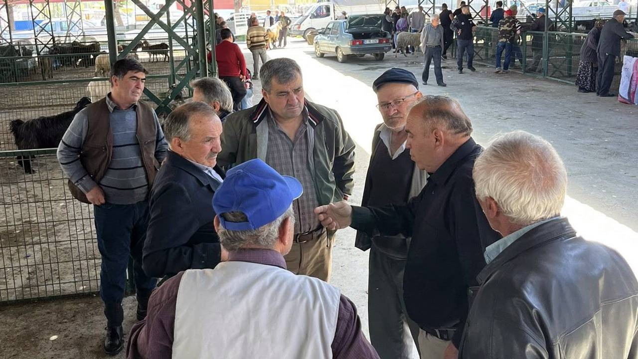 Isparta İli Damızlık Koyun Keçi Yetiştiricileri Birliği Başkanı Hüseyin Sarıdaş, Isparta Canlı Hayvan Pazarı’nı ziyaret ederek üreticilerin taleplerini dinledi. Başkan Sarıdaş, "Üreticimizin emeği, sofralarımızın güvencesidir" mesajını verdi.

Isparta’da hayvancılık sektörünün en önemli buluşma noktası olan Canlı Hayvan Pazarı, bu sabah anlamlı bir ziyarete ev sahipliği yaptı. Damızlık Koyun Keçi Yetiştiricileri Birliği Başkanı Hüseyin Sarıdaş, sabahın ilk ışıklarıyla birlikte pazara gelerek hem üreticilerle hem de kurbanlık ve damızlık arayışındaki vatandaşlarla bir araya geldi.

Üreticinin Sorunlarını Yerinde Dinledi
Pazardaki padokları tek tek gezen Başkan Sarıdaş, yetiştiricilerle yem maliyetleri, pazarın durumu ve yaklaşan Kurban Bayramı öncesi beklentiler üzerine istişarelerde bulundu. Üreticilerin taleplerini not alan Sarıdaş, birliğin her zaman yetiştiricinin yanında olduğunu ve çözüm odaklı çalışmaların sürdüğünü ifade etti.

Vatandaşla Pazar Sohbeti
Sadece üreticilerle değil, pazara gelen vatandaşlarla da sohbet eden Hüseyin Sarıdaş, sağlıklı ve kaliteli hayvan varlığı konusunda Isparta’nın bölgedeki önemine değindi. Vatandaşların fiyatlar ve hayvan sağlığı konusundaki sorularını yanıtlayan Başkan, pazarın dinamizminin sevindirici olduğunu belirtti.

"Bereketli Bir Sezon Diliyoruz"
Ziyaret sonrası kısa bir açıklama yapan Başkan Hüseyin Sarıdaş; "Isparta’mızın hayvancılıktaki gücü, üreticimizin alın terinden geliyor. Bugün burada hem hasbihal ettik hem de sektörün durumunu bizzat sahada gördük. Tüm üreticilerimize hayırlı ve bereketli satışlar diliyorum" dedi.
