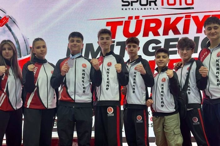 Uşak’ta düzenlenen ve bin 300’den fazla sporcunun ter döktüğü Karate Premier Ligi’nde Isparta rüzgarı esti. Karakaş Spor Kulübü’nün başarılı karatecileri, dev organizasyondan madalyalarla dönerek Dünya Şampiyonası yolunda dev bir engeli daha aştı.
Isparta, karatede Türkiye’nin en iyileri arasında olduğunu bir kez daha kanıtladı. 8-10 Mayıs tarihlerinde Uşak’ta gerçekleştirilen Spor Toto Ümit-Genç ve U21 Premier Ligi 2. Etap Müsabakaları’nda Isparta kafilesi kürsüye abone oldu. 288 kulübün kıyasıya yarıştığı şampiyonada, antrenör Kadir Karakaş’ın öğrencileri sergiledikleri performansla Milli Takım seçicilerinin dikkatini çekmeyi başardı.
İşte Gurur Tablomuz:
Türkiye’nin en elit karatecilerinin mücadele ettiği şampiyonada dereceye giren sporcularımız:
Hasan Efe Çelik: Ümit Erkekler kategorisinde Türkiye 2.’si olarak gümüş madalyayı boynuna taktı.
Ahmet Mert Karakaş: U21 Erkekler kategorisinde Türkiye 3.’sü olarak bronz madalyanın sahibi oldu.
Ömer Faruk Korkmaz & Mukaddes Feyza Yükselmiş: Kendi kategorilerinde Türkiye 5.’si olarak büyük bir başarıya imza attılar.
Hedef Ay-Yıldızlı Formayla Dünya Şampiyonası!
Dünya Şampiyonası Milli Takım seçmeleri için kritik bir viraj olan bu turnuvada alınan sonuçlar, Ispartalı sporcularımızın Milli Takım yolunu büyük ölçüde aydınlattı. Antrenör Kadir Karakaş ve ekibinin disiplinli çalışması, Isparta spor tarihine bir başarı sayfası daha ekledi.