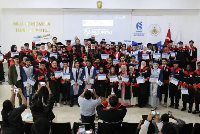ISUBÜ’de Uluslararası Öğrencilerin Mezuniyet Coşkusu: 22 Ülkeden 84 Genç Diplomalarını Aldı!
