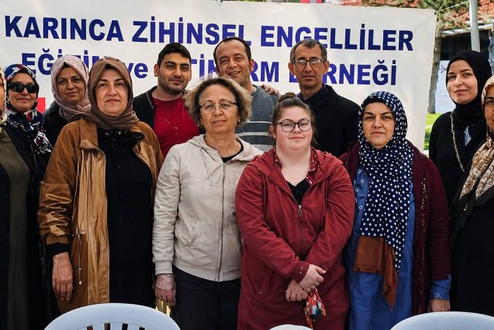 Karınca Zihinsel Engelliler Eğitim ve İstihdam Derneği tarafından 14-16 Mayıs tarihlerinde El Sanatları Kermesi düzenlenecek.
Isparta’da Zihinsel engelli bireylerin eğitilerek üretim yapmasına katkı sağlayan ve bu alanda çok önemli çalışmalara imza atan Karınca Zihinsel Engelliler Eğitim ve İstihdam Derneği tarafından yılın çeşitli dönemlerinde özel çocuklar yararına düzenlenen kermes etkinliklerinden biri daha Engelliler Haftası dolayısıyla Iyaşpark AVM'de gerçekleştirilecek. ‘El emeği gönül işi, umut dolu yarınlar için’ adı altında düzenlenecekkermes 14-16 Mayıs tarihleri arasında Iyaş park MadyoCafe önünde üç gün boyunca açık kalacak. El işi ürünlerinin satışının yapılacağı kermesten elde edilen gelirin özel çocuklara eğitim ve istihdam imkanı sağlayan Karınca Zihinsel Engelliler Eğitim ve İstihdam Derneğinin ihtiyaçlarında kullanılacağını belirten Dernek Başkanı Hülya Yüceer, Dernek olarak zihinsel engellilerin eğitim ve istihdamına katkıda bulunmaya çalıştıklarını ifade etti.
Yüceer, “Bu doğrultuda zaman zaman Kermesler düzenliyoruz. Engelliler Haftası dolayısıyla düzenlemiş olduğumuz bu Kermesimizde el sanatları ürünlerinin yanı sıra el emeği göz nuru giysi çeşitlerini satışa sunacağız. Yılda zaman zaman bu tür Kermesler düzenliyoruz ve elde edilen gelirleri de Derneğimizde eğitim gören Zihinsel Engellilerimizin ihtiyaçlarında kullanıyoruz. Dernek bünyemizde eğitim gören engelli çocuklarımıza sabah kahvaltısı ve öğle yemeğe veriyoruz. Dernek binamızın elektrik ve su faturalarını da kermes ve hayırseverlerin yardımlarıyla karşılıyoruz. Amacımız özel çocuklarımıza yardımcı olmaktır.
Dernek olarak tüm arkadaşlarımızla gönüllü olarak görev yapmaktayız. Kermesimize tüm Isparta halkımızı bekliyoruz, destekte bulunan tüm hayırsever vatandaşlarımıza da teşekkür ediyoruz. Karınca Zihinsel Engelliler Derneği Gökçay'daki eski Huzurevi binasının yanında yer almaktadır” dedi.