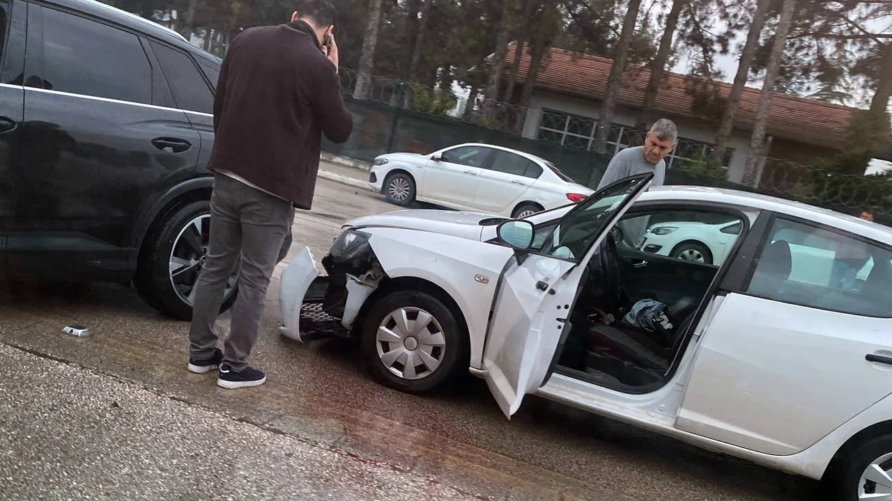 Isparta’da sabah saatlerinde iki otomobilin çarpışması sonucu meydana gelen kazada büyük panik yaşandı. Karayolları Bölge Müdürlüğü önünde gerçekleşen kazada şans eseri yaralanan olmadı.

Kaza, Şehir Hastanesi güzergahındaki Atatürk Bulvarı Kavşağı, Karayolları Bölge Müdürlüğü 135. Şubesi Şefliği önünde meydana geldi. Edinilen bilgilere göre, cadde üzerinde seyir halinde olan iki otomobil henüz bilinmeyen bir nedenle çarpıştı.

Ekipler Sevk Edildi
Çevredeki vatandaşların ihbarı üzerine olay yerine hızla polis ve sağlık ekipleri sevk edildi. Araçlarda ciddi maddi hasar meydana gelirken, sağlık ekiplerinin yaptığı kontrollerde sürücülerin ve araçtakilerin yara almadan kurtulduğu belirlendi.

Trafikte Kısa Süreli Aksama
Kaza nedeniyle bölgedeki trafik akışında kısa süreli aksamalar yaşandı. Polis ekiplerinin güvenlik önlemi aldığı ve tutanak tuttuğu olayda, araçların yoldan çekilmesiyle trafik normale döndü.