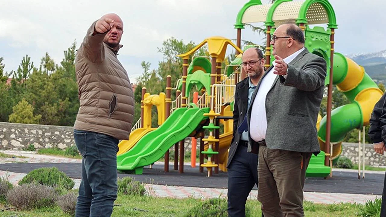 Keçiborlu Belediye Başkanı Yusuf Murat Parlak, Hıdırellez Bayramı öncesinde ilçedeki mesire alanlarında yürütülen hazırlık çalışmalarını yerinde denetledi. Başkan Parlak, Hacıköyü ve Demirköprü mevkilerindeki yeni alanların hizmete girdiğini duyurdu.

"Vatandaşımızın Huzuru Önceliğimiz"
Baharın gelişini kutlamaya hazırlanan Keçiborlulular için belediye ekipleri seferber oldu. Mesire alanlarında yapılan çevre düzenlemesi, temizlik ve bakım çalışmalarını inceleyen Başkan Yusuf Murat Parlak, vatandaşların bayram tadında bir gün geçirmesi için tüm detayların düşünüldüğünü belirtti.

İki Yeni Mesire Alanı Hizmete Sunuldu
Başkan Parlak, Keçiborlu’nun sosyal imkanlarını artırmak adına yürütülen çalışmalar kapsamında iki müjdeyi birden verdi. Hacıköyü ve Demirköprü mevkilerinde yapımı tamamlanan yeni mesire alanlarının vatandaşların kullanımına açıldığını belirten Parlak, şu ifadeleri kullandı:

"Vatandaşlarımızın huzurlu ve mutlu bir gün geçirmesi için ekiplerimizle birlikte hazırlıklarımızı tamamladık. Hacıköyü ve Demirköprü mevkilerinde yeni yaptığımız mesire alanlarını kullanırken keyif almanız dileklerimle, tüm hemşehrilerimin Bahar Bayramı kutlu olsun."

Keçiborlu Baharı Coşkuyla Karşılayacak
Yeni yapılan kamelyalar, barbekü alanları ve çevre düzenlemeleriyle modern bir görünüme kavuşan mesire alanlarının, Hıdırellez ile birlikte vatandaşların akınına uğraması bekleniyor.