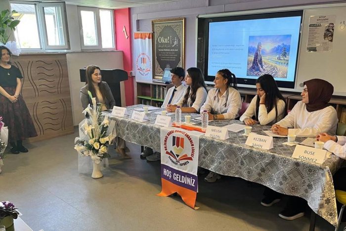 Senirkent Kaymakamı Seda Gür ve Belediye Başkanı Hüseyin Baykal, Dr. İsmail Hakkı Örmeci Anadolu Lisesi’nde düzenlenen "Kitap Söyleşisi" programına katılarak öğrencilerle bir araya geldi.
Senirkent protokolü, ilçedeki eğitim kalitesini artırmak ve gençlere okuma alışkanlığı kazandırmak amacıyla yürütülen çalışmalara destek vermeye devam ediyor. Kaymakam Seda Gür ve Belediye Başkanı Hüseyin Baykal, Dr. İsmail Hakkı Örmeci Anadolu Lisesi Kütüphanesi’nde gerçekleştirilen özel bir söyleşi programının konuğu oldu.
"Okumak, Düşünce Dünyasını Zenginleştirir"
Samimi bir atmosferde geçen söyleşide öğrencilerle tek tek ilgilenen Kaymakam Seda Gür, okuma kültürünün bireysel gelişimdeki rolüne dikkat çekti. Kitap okumanın sadece akademik başarıyı değil, aynı zamanda insanın düşünce dünyasını ve vizyonunu da zenginleştirdiğini vurgulayan Kaymakam Gür, öğrencilere eğitim hayatlarında başarılar diledi.
Eğitim Ordusuna Protokol Desteği
Belediye Başkanı Hüseyin Baykal da gençlerin sosyal ve kültürel gelişimlerine her zaman destek olacaklarını belirterek, lisenin kütüphanesinde oluşturulan bu tür okuma ortamlarının önemine değindi. Programın sonunda protokol üyeleri, öğrencilerle birlikte kitaplar üzerine keyifli bir sohbet gerçekleştirdi.