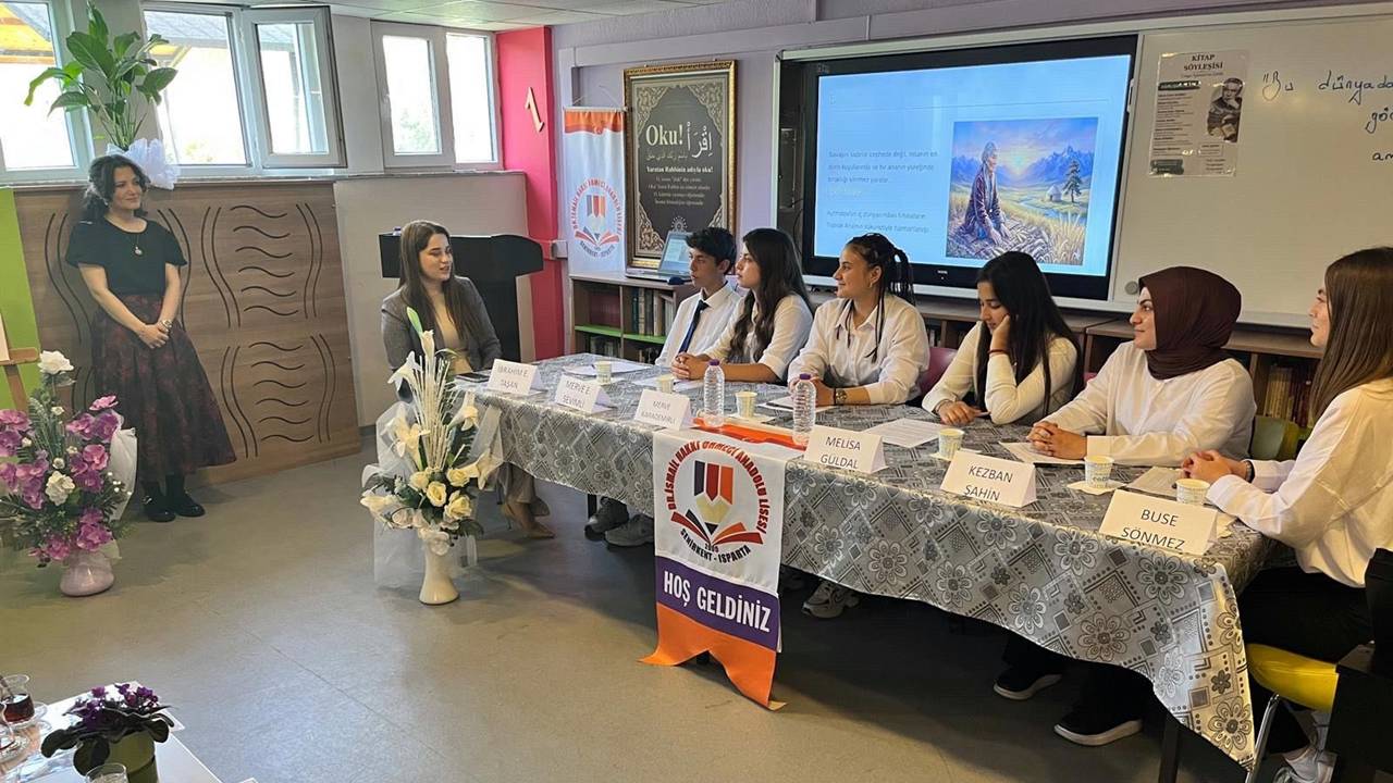 Senirkent Kaymakamı Seda Gür ve Belediye Başkanı Hüseyin Baykal, Dr. İsmail Hakkı Örmeci Anadolu Lisesi’nde düzenlenen "Kitap Söyleşisi" programına katılarak öğrencilerle bir araya geldi.

Senirkent protokolü, ilçedeki eğitim kalitesini artırmak ve gençlere okuma alışkanlığı kazandırmak amacıyla yürütülen çalışmalara destek vermeye devam ediyor. Kaymakam Seda Gür ve Belediye Başkanı Hüseyin Baykal, Dr. İsmail Hakkı Örmeci Anadolu Lisesi Kütüphanesi’nde gerçekleştirilen özel bir söyleşi programının konuğu oldu.

"Okumak, Düşünce Dünyasını Zenginleştirir"
Samimi bir atmosferde geçen söyleşide öğrencilerle tek tek ilgilenen Kaymakam Seda Gür, okuma kültürünün bireysel gelişimdeki rolüne dikkat çekti. Kitap okumanın sadece akademik başarıyı değil, aynı zamanda insanın düşünce dünyasını ve vizyonunu da zenginleştirdiğini vurgulayan Kaymakam Gür, öğrencilere eğitim hayatlarında başarılar diledi.

Eğitim Ordusuna Protokol Desteği
Belediye Başkanı Hüseyin Baykal da gençlerin sosyal ve kültürel gelişimlerine her zaman destek olacaklarını belirterek, lisenin kütüphanesinde oluşturulan bu tür okuma ortamlarının önemine değindi. Programın sonunda protokol üyeleri, öğrencilerle birlikte kitaplar üzerine keyifli bir sohbet gerçekleştirdi.