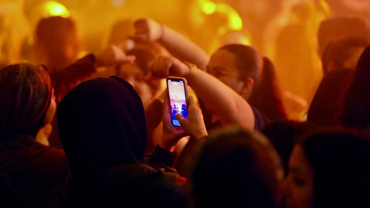 Isparta Mihri Hatun Kız Öğrenci Yurdu, unutulmaz bir mezuniyet ve dönem sonu eğlencesine ev sahipliği yaptı. Müzik, dans ve kahkahanın eksik olmadığı gecede öğrenciler, yurt hayatının en güzel anılarını biriktirdi.

Coşku Dolu Gece
Isparta Gençlik ve Spor İl Müdürlüğü tarafından organize edilen etkinlikte, Mihri Hatun Kız Öğrenci Yurdu’nda kalan öğrenciler bir araya geldi. Eğitim döneminin sonuna gelinmesi ve mezuniyet heyecanının yaşanması dolayısıyla düzenlenen programda coşku tavan yaptı. Gece boyunca gönüllerince eğlenen gençler, sınav yorgunluğunu geride bıraktı.

Anılar Ölümsüzleştirildi
Yurt içerisinde oluşturulan özel anı köşeleri ve fotoğraf alanları öğrencilerin akınına uğradı. Geleceğe dair yeni başlangıçlar yapmaya hazırlanan mezun adayları, dostlarıyla birlikte geçirdikleri her anı çektikleri fotoğraflarla ölümsüzleştirdi.

"Hayat Yolculuğunda Başarılar"
Gençlik ve Spor İl Müdürlüğü yetkilileri, yurt hayatının sadece barınmadan ibaret olmadığını, bu tür sosyal etkinliklerin dostlukları pekiştirdiğini vurguladı. Yapılan açıklamada, "Yeni başlangıçlara uğurladığımız tüm öğrencilerimize hayat yolculuklarında başarı ve mutluluk diliyoruz" ifadelerine yer verildi.