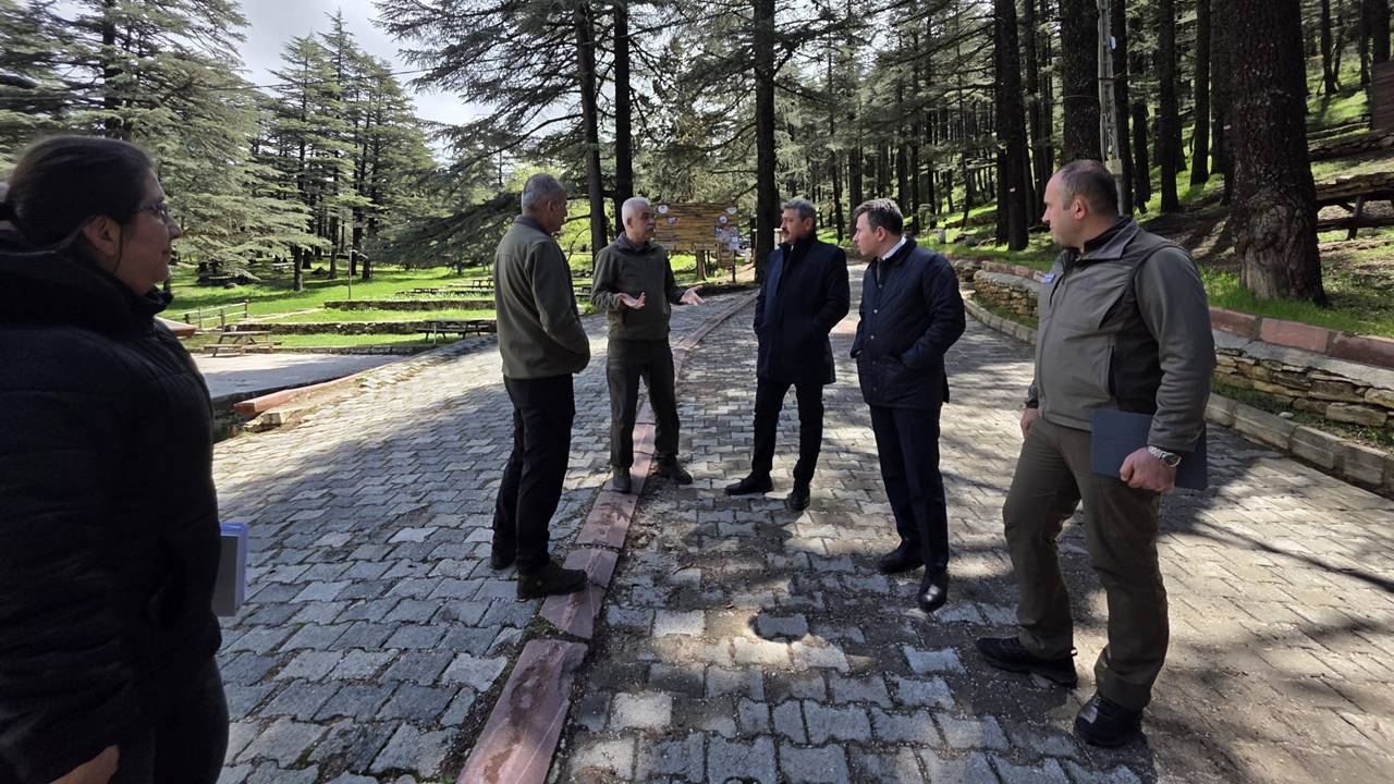 Şarkikaraağaç’ın gözbebeği Kızıldağ Milli Parkı, hayata geçirilecek yeni projelerle bölgenin turizm lokomotifi olmaya hazırlanıyor. Kaymakam Özdemir ve Başkan Göçer, parkın çehresini değiştirecek çalışmaları yerinde inceledi.

Protokol Sahada İnceleme Yaptı
Kızıldağ Milli Parkı’nda planlanan doğa ve turizm yatırımları için üst düzey bir saha incelemesi gerçekleştirildi. İncelemelere; Şarkikaraağaç Kaymakamı Asım Özdemir, Belediye Başkanı Ali Göçer, Doğa Koruma ve Milli Parklar 6. Bölge Müdürü Hakan Mumcuoğlu ve Isparta Şube Müdürü Mustafa Yalım katıldı.

Elektrik Hatları Yer Altına Alınıyor, Müze Geliyor
Ziyaretçi deneyimini en üst seviyeye çıkarmayı hedefleyen çalışmalar kapsamında şu kritik başlıklar ele alındı:

Görüntü Kirliliğine Son: Elektrik hatlarının tamamı yer altına alınarak doğal doku korunacak.

Modern Piknik Alanları: Mesire ve piknik alanları modernize edilerek kapasitesi artırılacak.

Doğa Müzesi: Bölgenin zengin ekosistemini tanıtacak bir "Doğa Müzesi" kurulacak.

Konaklama Kalitesi: Milli park bünyesindeki konaklama hizmetlerinin niteliği artırılacak.

"Turizm Potansiyeli Artacak"
Projelerin tamamlanmasıyla birlikte Kızıldağ Milli Parkı’nın sadece Isparta’nın değil, Türkiye’nin önemli doğa turizmi merkezlerinden biri haline gelmesi amaçlanıyor. Belediye Başkanı Ali Göçer, projelerin hayata geçirilme sürecinde desteklerini esirgemeyen Isparta Milletvekili Osman Zabun ve Doğa Koruma ve Milli Parklar Genel Müdürü Kadir Çokçetin’e teşekkürlerini iletti.