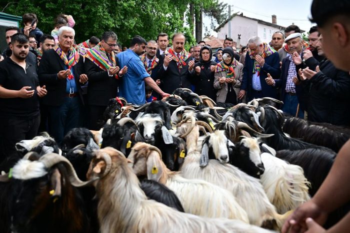Isparta’da 400 Yıllık Gelenek: “Kurban İndirme Töreni” Renkli Görüntülere Sahne Oldu