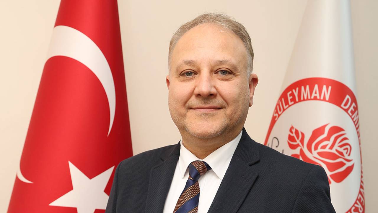 Süleyman Demirel Üniversitesi İktisadi ve İdari Bilimler Fakültesi’nde (İİBF) bayrak değişimi yaşandı. Mart ayında istifa eden Prof. Dr. Hakan Mehmet Kiriş’in yerine, üniversitenin sevilen akademisyenlerinden Prof. Dr. Mehmet Gençtürk atandı.

Süreç Tamamlandı: Yeni Dekan Görevde
İİBF'de Mart ayında Prof. Dr. Hakan Mehmet Kiriş’in görevinden ayrılmasının ardından bir süredir vekaleten yürütülen süreç, Yükseköğretim Kurulu ve Rektörlük nezdindeki atamayla netleşti. Akademik camiada çalışmalarıyla takdir toplayan Prof. Dr. Mehmet Gençtürk, fakültenin yeni dekanı olarak göreve başladı.

Akademik Gelişime Odaklanacak
SDÜ bünyesinde uzun yıllardır başarılı bilimsel çalışmalara imza atan Prof. Dr. Gençtürk’ün, yeni dönemde fakültenin;

Eğitim kalitesinin artırılması, akademik projelerin uluslararası düzeye taşınması, kurumsal kimliğin güçlendirilmesi, gibi stratejik alanlarda önemli projelere öncülük etmesi bekleniyor.

İİBF’de Yeni Vizyon
Binlerce öğrencisi ve geniş akademik kadrosuyla SDÜ’nün lokomotif fakültelerinden biri olan İİBF’de, Prof. Dr. Mehmet Gençtürk dönemiyle birlikte üniversite-şehir iş birliğine yönelik yeni adımların atılacağı da kampüs kulislerinde konuşuluyor.