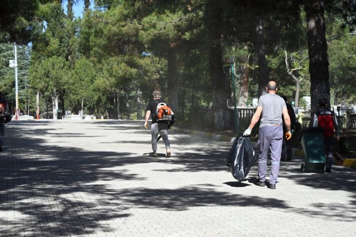 Mezarlık Alanları Bayram Ziyaretine Hazır Hale Getirildi
