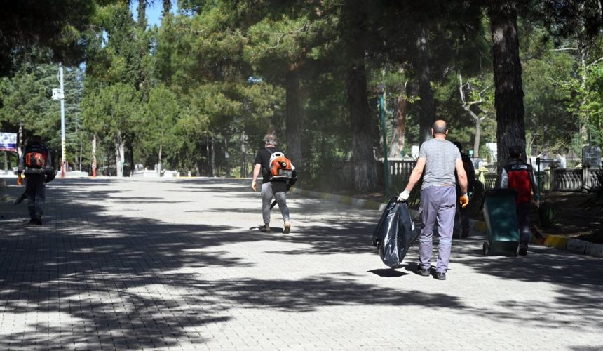 Mezarlık Alanları Bayram Ziyaretine Hazır Hale Getirildi