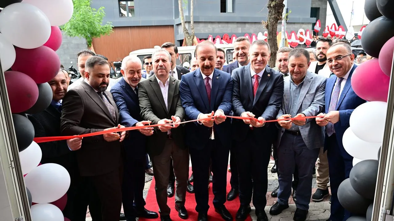 Isparta Müteahhitler Birliği Derneği’nin yeni hizmet binası, kent protokolünün katılımıyla düzenlenen törenle açıldı. Açılış programına katılan Isparta Vali Abdullah Erin, derneğin inşaat sektörünün sağlıklı ve güçlü bir şekilde gelişmesine sunduğu katkılara değindi. 

Güvenli ve nitelikli konut üretimi ile istihdam alanında sektörün üstlendiği role dikkat çeken Vali Erin, yeni hizmet binasının dernek üyelerine ve kente hayırlı olmasını temenni etti. Açılış kurdelesinin kesilmesinin ardından protokol üyeleri binayı gezerek yürütülen çalışmalar hakkında bilgi aldı.