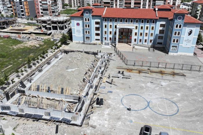 Isparta Belediyesi, 3 Okula Halı Saha ve 1 Okula Kapalı Spor Salonu Kazandırıyor