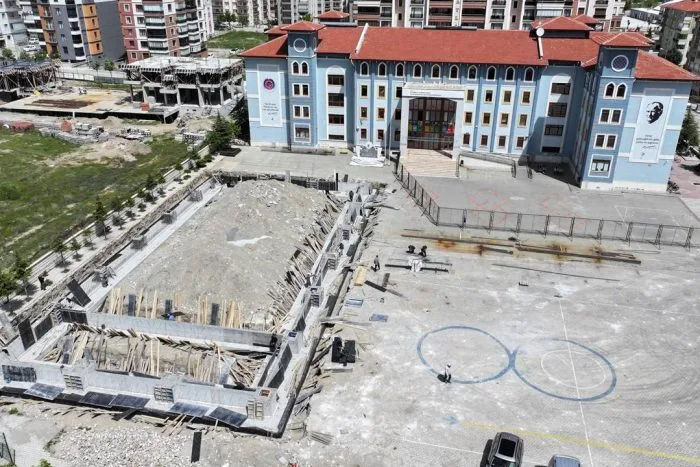 Isparta Belediyesi, 3 Okula Halı Saha ve 1 Okula Kapalı Spor Salonu Kazandırıyor