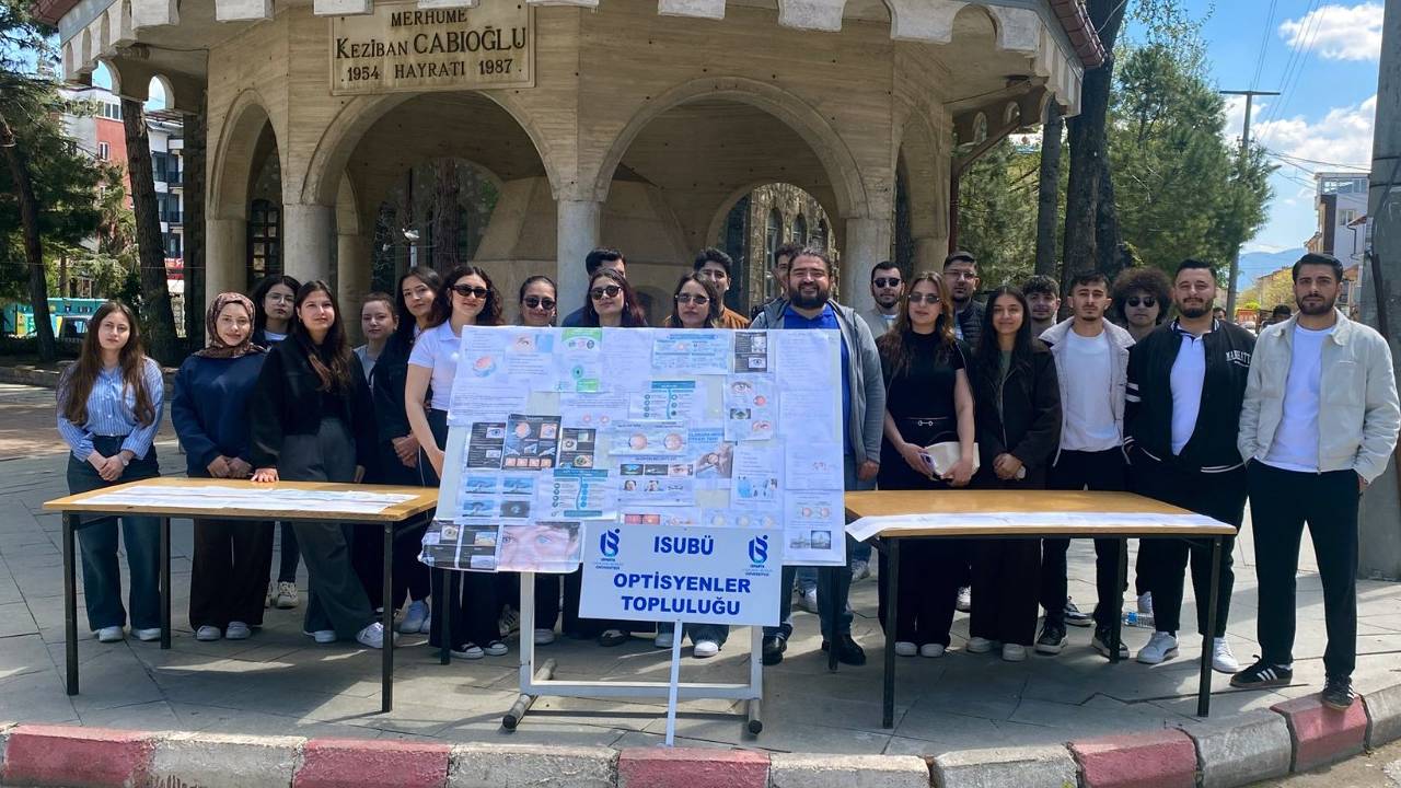 ISUBÜ Senirkent Meslek Yüksekokulu Optisyenlik Programı öğrencileri, sosyal sorumluluk projesi kapsamında Garip Köyü ve ilçe merkezinde vatandaşların göz sağlığı için sahaya indi. Öğrenciler, ücretsiz gözlük bakımı yaparken sinsi hastalık glokoma karşı bilgilendirmede bulundu.

Glokom Tehlikesine Karşı Bilgilendirme
ISUBÜ Optisyenler Topluluğu üyesi öğrenciler, halk arasında "göz tansiyonu" olarak bilinen ve sinsi ilerleyerek kalıcı görme kaybına yol açabilen glokom hastalığına dikkat çekti. Vatandaşlara glokomun risk faktörlerini anlatan gençler, erken teşhisin hayati önem taşıdığını vurgulayarak düzenli muayene tavsiyesinde bulundu.

Ücretsiz Gözlük Bakımı Yüzleri Güldürdü
Etkinlik sadece bilgilendirmeyle sınırlı kalmadı; öğrenciler yanlarında getirdikleri ekipmanlarla vatandaşların gözlüklerine "servis" hizmeti verdi. Çerçeve ayarları yapıldı. Gevşeyen vidalar sıkıldı. Genel bakım ve temizlik işlemleri gerçekleştirildi. Özellikle yaşlı vatandaşlar, gençlerin bu ilgisinden ve ücretsiz hizmetinden büyük memnuniyet duyduklarını belirterek öğrencilere teşekkür etti.

"Hem Uygulama Hem Sosyal Sorumluluk"
Öğrenciler, bu çalışma sayesinde sınıfta öğrendikleri mesleki bilgileri sahada uygulama fırsatı bulurken, toplumsal fayda sağlamanın gururunu yaşadı. Optisyenler Topluluğu yetkilileri, benzer farkındalık projelerini Isparta’nın diğer bölgelerinde de sürdürmeyi hedeflediklerini açıkladı.