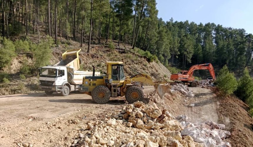 İl Özel İdaresi’nden Heyelan Mesaisi: Kırsalda Yollar Güven Altına Alınıyor