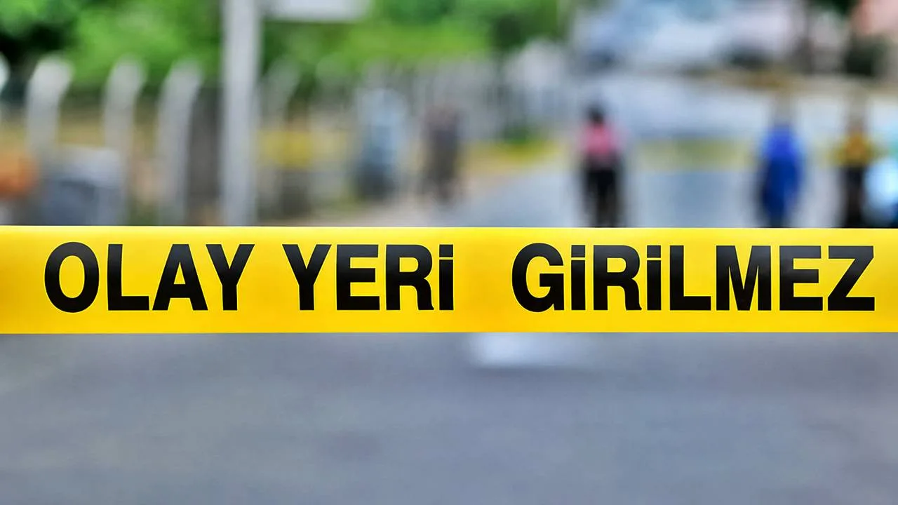 Isparta’nın Ayazmana Mahallesi’nde kendisinden 3 gündür haber alınamayan 70 yaşındaki Zeliha Uran, ihbar üzerine eve giren ekipler tarafından ölü bulundu. Yaşlı kadının cansız bedeni, kesin ölüm nedeninin belirlenmesi için morga kaldırıldı.

Olay, sabah saatlerinde Ayazmana Mahallesi'nde bulunan bir müstakil evde meydana geldi. Edinilen bilgilere göre, Zeliha Uran’dan üç gündür haber alamayan yakınları durumu 112 Acil Çağrı Merkezi'ne bildirerek yardım istedi.

Ekipler İçeri Girdiğinde Acı Tabloyla Karşılaştı
İhbar üzerine bölgeye sağlık, polis ve itfaiye ekipleri sevk edildi. İtfaiye yardımıyla ikamete giren ekipler, yaşlı kadını evde hareketsiz yatarken buldu. Sağlık ekiplerinin olay yerinde yaptığı incelemede, Uran’ın hayatını kaybettiği tespit edildi.

İnceleme Başlatıldı
Zeliha Uran’ın cenazesi, olay yeri inceleme ekiplerinin ve savcının çalışmalarının ardından otopsi yapılmak üzere Isparta Şehir Hastanesi morguna kaldırıldı. Yaşlı kadının kesin ölüm nedeni yapılacak otopsinin ardından netlik kazanacak. Polis olayla ilgili tahkikat başlattı.