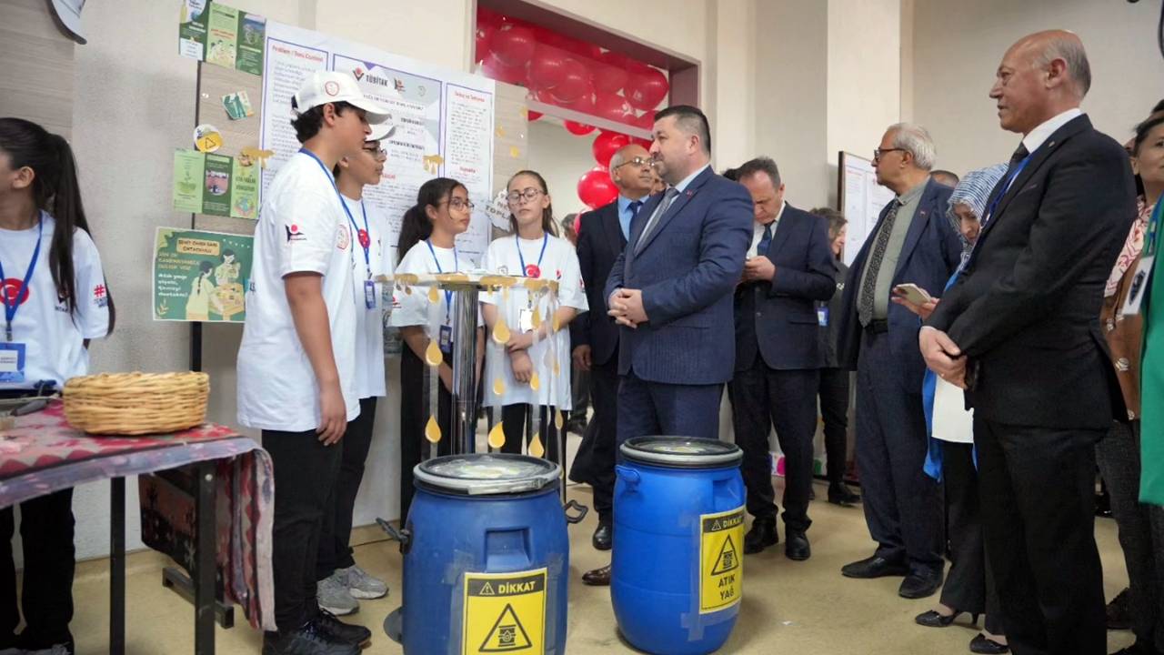 Isparta Şehit Ömer Sarı Ortaokulu öğrencileri, hazırladıkları yenilikçi projelerle bilim dünyasına adım attı. İl Millî Eğitim Müdürü Recai Ocak’ın katılımıyla açılan bilim fuarında; robotik uygulamalardan sıfır atık projelerine kadar birçok çalışma büyük beğeni topladı.

Isparta eğitim camiası, öğrencilerin bilimsel merakını ve üretkenliğini sahaya yansıtan anlamlı bir etkinliğe ev sahipliği yaptı. Şehit Ömer Sarı Ortaokulu bünyesinde düzenlenen bilim fuarı, düzenlenen törenle kapılarını açtı.

Müdür Ocak Genç Mucitlerle Buluştu
Fuarın açılışını gerçekleştiren İl Millî Eğitim Müdürü Recai Ocak, stantları tek tek gezerek öğrencilerden projeleri hakkında bilgi aldı. Danışman öğretmenlerin rehberliğinde hazırlanan projeler; araştırma becerisi ve yenilikçi fikirlerin harmanlanmasıyla ziyaretçilerden tam not aldı.

Robotik ve Sıfır Atık Vurgusu
Fuarda özellikle sürdürülebilir çevre bilincini aşılayan çalışmalar dikkat çekti:

Geri Dönüşüm: Atık malzemelerin teknolojiyle buluştuğu projeler, çevre duyarlılığını ön plana çıkardı.

Robotik Uygulamalar: Öğrencilerin kodlama ve mühendislik becerilerini sergilediği robotik sistemler geleceğin teknolojisine ışık tuttu.

Sorgulayan Gençlik: Bilimsel merakı destekleyen fuar, öğrencilerin çözüm üreten bireyler olarak yetişmesine katkı sundu.

"Başarılarınız Daim Olsun"
İl Millî Eğitim Müdürlüğü, sergilenen projelerden dolayı idareci, öğretmen ve öğrencileri tebrik ederek; bilimin ışığında yürüyen gençlerin her zaman destekleneceği mesajını verdi.
