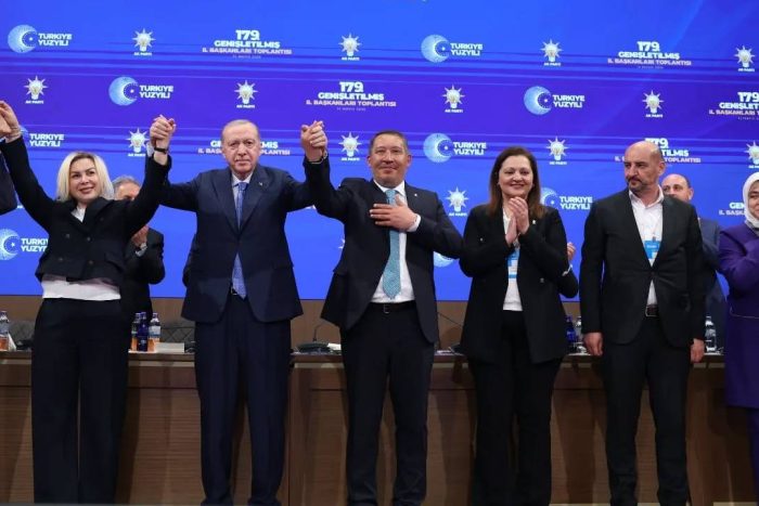Ankara’da Tarihi An: Cumhurbaşkanı Erdoğan, Burcu Köksal ve Veysel Topçu’ya Rozetlerini Taktı!