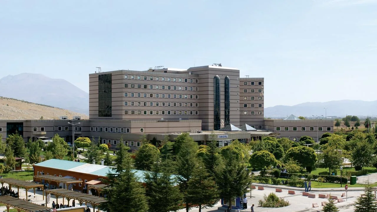Süleyman Demirel Üniversitesi Hastanesi Başmüdürlüğü, yaz sezonu döneminde istihdam edilmek üzere toplam 100 mevsimlik geçici işçi alımı yapacağını duyurdu. 01 Temmuz - 25 Eylül 2026 tarihleri arasında görev yapacak personeller için süreç bugün itibarıyla başladı.  

Başvurular İŞKUR Üzerinden Yapılacak
Alım yapılacak pozisyonlar için başvurular, 08 Haziran 2026 Pazartesi günü başlamış olup 5 gün süreyle devam edecektir. Adaylar, başvurularını Türkiye İş Kurumu'nun (İŞKUR) resmi internet sitesi üzerinden gerçekleştirebileceklerdir.  

İstihdam Edilecek Pozisyonlar ve Sayıları
Hastane bünyesinde görevlendirilecek 100 kişilik personel dağılımı şu şekildedir:  Temizlik Görevlisi: 50 kişi  - Garson (Servis Elemanı): 18 kişi  - Bulaşıkçı: 15 kişi  - Aşçı Yardımcısı: 8 kişi  - İnşaat Teknisyeni: 5 kişi  - Isıtma Sıhhi Tesisatçı: 2 kişi  - Mobilya Döşemecisi: 2 kişi   

Kura Çekimi 18 Haziran'da
İlana başvuran aday sayısının, çalıştırılacak kişi sayısının dört katından fazla olması halinde kura çekimi yapılacaktır. Noter huzurunda gerçekleştirilecek kura çekimi, 18 Haziran 2026 Perşembe günü saat 09.30’da Süleyman Demirel Üniversitesi Uluslararası İlişkiler Genel Koordinatörlüğü Toplantı Salonu’nda düzenlenecektir.