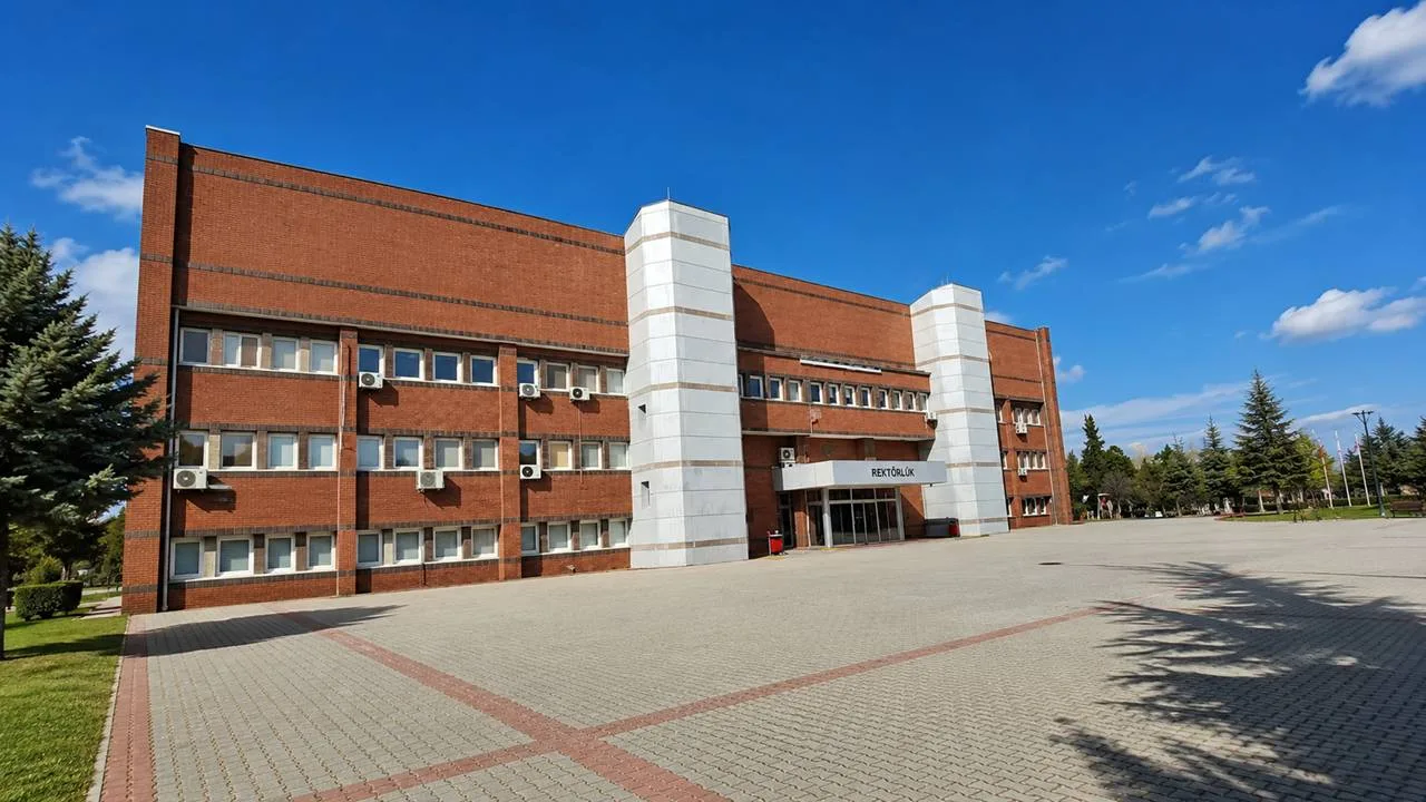 Süleyman Demirel Üniversitesi (SDÜ) bünyesinde çalıştırılmak üzere, 657 sayılı Devlet Memurları Kanunu’nun 4/D maddesi ve 4857 sayılı İş Kanunu kapsamında alımı yapılacak 3 kişilik (1 kaynakçı, 2 beden işçisi) eski hükümlü/TMY sürekli işçi kadroları için noter kura çekimi gerçekleştirildi.

İŞKUR üzerinden alınan başvurularda, beden işçisi kadrosuna yoğun başvuru yapılması nedeniyle 18 Ağustos 2026 Salı günü noter huzurunda kura çekimi yapıldı.

Süreç ve İstenen Belgeler için Takvim:

Belge Teslimi: Noter kurasında "Asıl" listede yer alan adaylar ile kaynakçı pozisyonuna başvuran tüm adayların, istenen belgeleri 21 Ağustos 2026 Cuma günü saat 17.00’ye kadar SDÜ Personel Daire Başkanlığı’na teslim etmesi gerekmektedir.

Mülakat Tarihi: Belgelerini eksiksiz teslim eden adaylar, 24 Ağustos 2026 Pazartesi günü saat 13.30’da SDÜ Personel Daire Başkanlığı’nda yapılacak mülakatta hazır bulunacaktır.