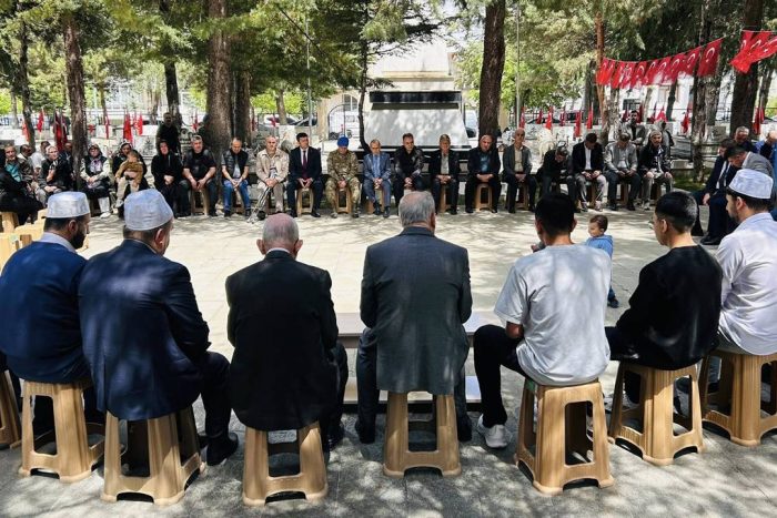 Türkiye Harp Malûlü Gaziler, Şehit Dul ve Yetimleri Derneği Isparta Şubesi tarafından düzenlenen programda, Mayıs ayında şehadete yürüyen kahramanlarımız şehitlikte dualarla yâd edildi.
Isparta Şehitliği, vatan uğruna canlarını feda eden kahramanlar için düzenlenen anlamlı bir anma törenine ev sahipliği yaptı. Türkiye Harp Malûlü Gaziler, Şehit Dul ve Yetimleri Derneği Isparta Şubesi’nin organizasyonuyla bir araya gelen protokol üyeleri, şehit aileleri ve gaziler, Mayıs ayı şehitlerinin kabri başında dualar okudu.
Ali Savcı: "Aziz Hatıraları Önünde Saygıyla Eğiliyoruz"
Dernek Başkanı Ali Savcı, program sonrası yaptığı açıklamada, vatanın birliği ve beraberliği için toprağa düşen her bir şehidin Isparta halkının kalbinde ebediyen yaşayacağını vurguladı. Savcı, "Derneğimiz olarak geleneksel hale getirdiğimiz anma programlarımızla kahramanlarımızı yâd etmeye devam ediyoruz. Katılım sağlayan tüm protokol üyelerimize, bizleri hiçbir zaman yalnız bırakmayan şehit ailelerimize ve gazilerimize teşekkür ederiz" dedi.
Şehitlikte Duygusal Anlar
Okunan Kur’an-ı Kerim tilaveti ve duaların ardından şehit kabirlerine karanfiller bırakıldı. Şehit ailelerinin ve gazilerin yoğun katılım gösterdiği törende duygusal anlar yaşanırken, Isparta protokolü de şehit yakınlarıyla yakından ilgilenerek her zaman yanlarında oldukları mesajını verdi.
Gazete32 ailesi olarak bu toprakları bizlere vatan kılan tüm şehitlerimize Allah’tan rahmet, gazilerimize sağlıklı ömürler diliyoruz.
