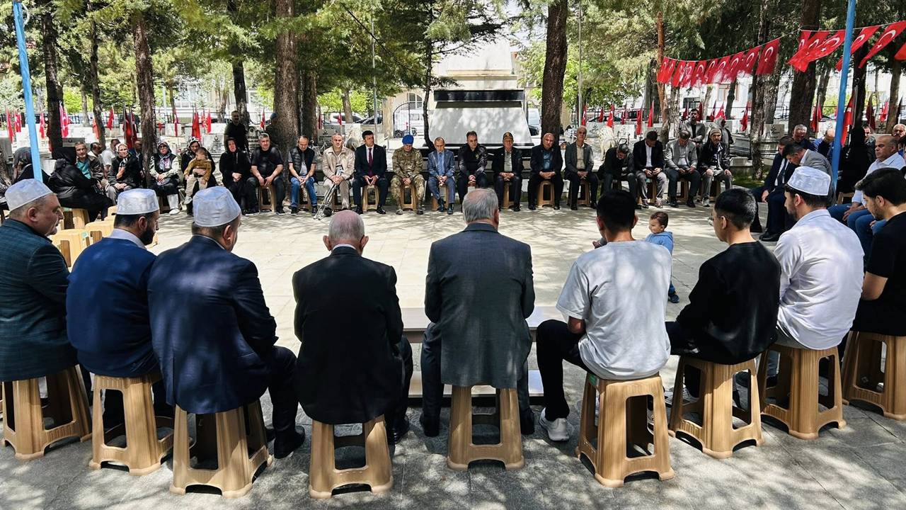 Türkiye Harp Malûlü Gaziler, Şehit Dul ve Yetimleri Derneği Isparta Şubesi tarafından düzenlenen programda, Mayıs ayında şehadete yürüyen kahramanlarımız şehitlikte dualarla yâd edildi.

Isparta Şehitliği, vatan uğruna canlarını feda eden kahramanlar için düzenlenen anlamlı bir anma törenine ev sahipliği yaptı. Türkiye Harp Malûlü Gaziler, Şehit Dul ve Yetimleri Derneği Isparta Şubesi’nin organizasyonuyla bir araya gelen protokol üyeleri, şehit aileleri ve gaziler, Mayıs ayı şehitlerinin kabri başında dualar okudu.

Ali Savcı: "Aziz Hatıraları Önünde Saygıyla Eğiliyoruz"
Dernek Başkanı Ali Savcı, program sonrası yaptığı açıklamada, vatanın birliği ve beraberliği için toprağa düşen her bir şehidin Isparta halkının kalbinde ebediyen yaşayacağını vurguladı. Savcı, "Derneğimiz olarak geleneksel hale getirdiğimiz anma programlarımızla kahramanlarımızı yâd etmeye devam ediyoruz. Katılım sağlayan tüm protokol üyelerimize, bizleri hiçbir zaman yalnız bırakmayan şehit ailelerimize ve gazilerimize teşekkür ederiz" dedi.

Şehitlikte Duygusal Anlar
Okunan Kur’an-ı Kerim tilaveti ve duaların ardından şehit kabirlerine karanfiller bırakıldı. Şehit ailelerinin ve gazilerin yoğun katılım gösterdiği törende duygusal anlar yaşanırken, Isparta protokolü de şehit yakınlarıyla yakından ilgilenerek her zaman yanlarında oldukları mesajını verdi.

Gazete32 ailesi olarak bu toprakları bizlere vatan kılan tüm şehitlerimize Allah’tan rahmet, gazilerimize sağlıklı ömürler diliyoruz.