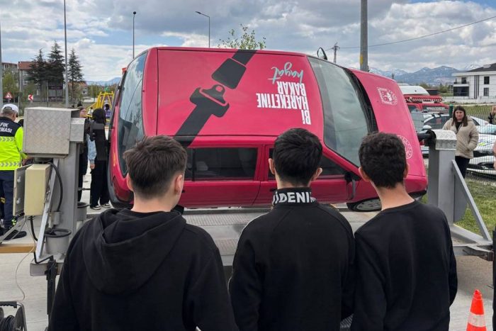 Isparta’da Trafik Haftası Etkinlikleri: Emniyet Kemeri Simülasyonu Büyük İlgi Gördü