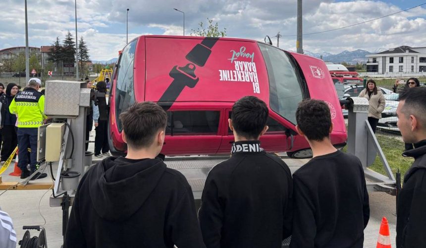 Isparta’da Trafik Haftası Etkinlikleri: Emniyet Kemeri Simülasyonu Büyük İlgi Gördü