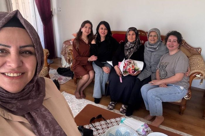 Türk Eğitim-Sen Isparta Şubesi, Anneler Günü kapsamında düzenlediği etkinliklerle gönüllere dokundu. Şehit annelerini ziyaret ederek güne başlayan sendika üyeleri, ardından düzenlenen kahvaltı programında kadın üyeler ve aileleriyle bir araya geldi.
İlk Durak Şehit Aileleri Derneği Oldu
Türk Eğitim-Sen Isparta Şubesi Kadın Komisyonu, anlamlı günün ilk ziyaretini Türkiye Harp Malûlü Gaziler, Şehit Dul ve Yetimleri Derneği Isparta Şubesi’ne gerçekleştirdi. Dernek Başkanı Ali Savcı ile bir araya gelen komisyon üyeleri, şehit annelerinin güncel sorunlarını istişare etti. Ziyaretin ardından şehit annelerini evlerinde de ziyaret eden heyet, kıymetli annelerin taleplerini dinleyerek Anneler Günü’nü kutladı.
Sanat Kahvesi’nde Birlik Sofrası
Vefa ziyaretlerinin ardından sendikanın kadın üyeleri, aileleri ve davetliler, Gökçay’da bulunan Sanat Kahvesi’nde düzenlenen kahvaltı programında buluştu. Yoğun katılımın sağlandığı etkinlikte samimi sohbetler eşliğinde anneliğin toplumdaki değeri yad edildi.
Selda Aydoğan: "Annelerimiz Baş Tacımızdır"
Etkinlikte bir konuşma yapan Şube Kadın Komisyonu Başkanı Selda Aydoğan, anneliğin bir toplumu ayakta tutan en güçlü değer olduğunu vurguladı. Aydoğan, konuşmasında şu ifadelere yer verdi:
"Bir evladı yetiştirirken aslında bir geleceği inşa eden; sevgisiyle, duasıyla ve emeğiyle hayatımıza yön veren tüm annelerimiz baş tacımızdır. Başöğretmenimiz Gazi Mustafa Kemal Atatürk’ün de vurguladığı gibi, Türk milleti öyle analara sahiptir ki her devrin büyük adamlarını bu analar yetiştirmiştir."
"Şehit Annelerimiz ve Anne Adaylarımızın Günü Kutlu Olsun"
Başkan Aydoğan, konuşmasını başta vatan uğruna evlatlarını toprağa veren şehit anneleri olmak üzere, tüm annelerin ve anne adaylarının gününü kutlayarak tamamladı. Aydoğan ayrıca, organizasyona destek veren Şube Başkanı Yahya Hakan Çelik’e, yönetim kuruluna ve emeği geçen tüm üyelere teşekkür etti.