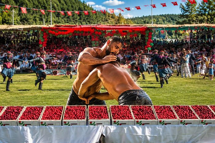 Uluborlu’da Festival Heyecanı: 47. Geleneksel Kiraz Festivali ve Güreşler Başlıyor!