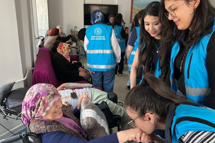 Isparta Gençlik ve Spor İl Müdürlüğü bünyesindeki 7 farklı yurt müdürlüğü, öğrencileriyle birlikte Uluborlu’da hafızalardan silinmeyecek bir dayanışma gününe imza attı. Rehabilitasyon merkezi ziyaretinden doğa yürüyüşüne kadar pek çok proje aynı gün hayata geçirildi.
Isparta’da barınan üniversite öğrencileri, "Gönüllülük" bilinciyle hareket ederek Uluborlu ilçesinde büyük bir sosyal sorumluluk projesini gerçekleştirdi. Mihri Hatun’dan Murat Hüdavendigar’a kadar kentin 7 büyük yurt müdürlüğünün katıldığı programda, nesiller arası köprüler kuruldu.
Rehabilitasyon Merkezinde Müzik ve Sohbet Rüzgarı
Etkinliğin en duygusal anları Uluborlu Bakım, Rehabilitasyon ve Aile Danışma Merkezi’nde yaşandı. Öğrenciler, merkez sakinleriyle bir araya gelerek müzik dinletisi sundu, uzun süre sohbet ederek tecrübe paylaşımında bulundu. Hediyeleşme anlarında ise hem yüzler güldü hem de gönüller bir oldu.
Minik Kalplere Dokunuş ve Çevre Hassasiyeti
Gençler sadece büyüklerini değil, minikleri de unutmadı. Uluborlu İlkokulu öğrencilerine hediyeler dağıtan yurt öğrencileri, ardından çevrede farkındalık oluşturmak adına kuş yuvalarını ağaçlara yerleştirdi. "İlmek Projesi" ve "Doğa Yürüyüşü" kapsamında çevre temizliği yapan gençler, çevre bilincine dikkat çekti.
Tarihe Yolculuk: Cirinbolu ve Alaaddin Camii
Programın kültürel ayağında ise ilçenin tarihi simgeleri unutulmadı. Cirinbolu Kalesi ve Alaaddin Camii’ni rehberler eşliğinde gezen öğrenciler, Isparta’nın kültürel mirasını yerinde tanıma fırsatı buldu.
Destek Veren Yurt Müdürlükleri:
Mihri Hatun, Gülistan, Gülcihan, Bediüzzaman Said Nursi, Isparta, Murat Hüdavendigar ve Uluborlu Kutlubey Yurt Müdürlükleri bu dev organizasyonda omuz omuza verdi.