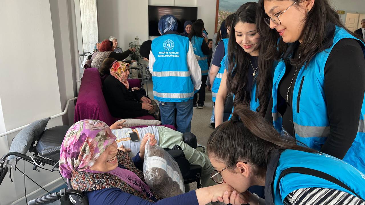 Isparta Gençlik ve Spor İl Müdürlüğü bünyesindeki 7 farklı yurt müdürlüğü, öğrencileriyle birlikte Uluborlu’da hafızalardan silinmeyecek bir dayanışma gününe imza attı. Rehabilitasyon merkezi ziyaretinden doğa yürüyüşüne kadar pek çok proje aynı gün hayata geçirildi.

Isparta’da barınan üniversite öğrencileri, "Gönüllülük" bilinciyle hareket ederek Uluborlu ilçesinde büyük bir sosyal sorumluluk projesini gerçekleştirdi. Mihri Hatun’dan Murat Hüdavendigar’a kadar kentin 7 büyük yurt müdürlüğünün katıldığı programda, nesiller arası köprüler kuruldu.

Rehabilitasyon Merkezinde Müzik ve Sohbet Rüzgarı
Etkinliğin en duygusal anları Uluborlu Bakım, Rehabilitasyon ve Aile Danışma Merkezi’nde yaşandı. Öğrenciler, merkez sakinleriyle bir araya gelerek müzik dinletisi sundu, uzun süre sohbet ederek tecrübe paylaşımında bulundu. Hediyeleşme anlarında ise hem yüzler güldü hem de gönüller bir oldu.

Minik Kalplere Dokunuş ve Çevre Hassasiyeti
Gençler sadece büyüklerini değil, minikleri de unutmadı. Uluborlu İlkokulu öğrencilerine hediyeler dağıtan yurt öğrencileri, ardından çevrede farkındalık oluşturmak adına kuş yuvalarını ağaçlara yerleştirdi. "İlmek Projesi" ve "Doğa Yürüyüşü" kapsamında çevre temizliği yapan gençler, çevre bilincine dikkat çekti.

Tarihe Yolculuk: Cirinbolu ve Alaaddin Camii
Programın kültürel ayağında ise ilçenin tarihi simgeleri unutulmadı. Cirinbolu Kalesi ve Alaaddin Camii’ni rehberler eşliğinde gezen öğrenciler, Isparta’nın kültürel mirasını yerinde tanıma fırsatı buldu.

Destek Veren Yurt Müdürlükleri:
Mihri Hatun, Gülistan, Gülcihan, Bediüzzaman Said Nursi, Isparta, Murat Hüdavendigar ve Uluborlu Kutlubey Yurt Müdürlükleri bu dev organizasyonda omuz omuza verdi.