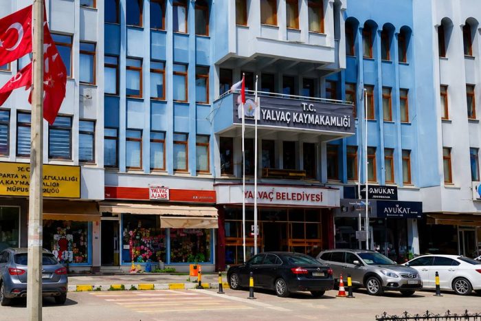 Yalvaç Belediyesi bünyesinde gerçekleştirilen yeni düzenleme ile iki önemli birim amirinin görev yerleri değiştirildi. İşletme ve İştirakler ile Temizlik İşleri Müdürlüklerinde vekaleten atamalar yapıldı.
Yalvaç Belediyesi'nde kurumsal işleyişi hızlandırmak ve birimler arası koordinasyonu güçlendirmek amacıyla geçtiğimiz günlerde yönetim kademesinde değişime gidildi. Alınan kararla birlikte belediyenin iki deneyimli ismi yeni görevlerine başladı.
Kritik Birimlerde Yeni Görevlendirmeler
Yapılan düzenleme kapsamında; uzun süredir İşletme ve İştirakler Müdürlüğü görevini başarıyla yürüten Ahmet Akkaş, Temizlik İşleri Müdürlüğü’ne vekaleten atandı.
Daha önce Fen İşleri Müdürlüğü tecrübesi de bulunan ve son olarak Temizlik İşleri Müdürü olarak görev yapan Nafiz Akgün ise Ahmet Akkaş’tan boşalan İşletme ve İştirakler Müdürlüğü görevine vekaleten getirildi.
Yeni Atamalar Kapıda mı?
Belediye kulislerinden edinilen bilgilere göre, birim amirlikleri düzeyindeki bu rotasyonun sadece başlangıç olduğu ve önümüzdeki günlerde diğer müdürlüklerde de benzer atama veya görev değişikliklerinin yaşanabileceği belirtiliyor. Yalvaç Belediyesi’ndeki bu idari yapılanmanın, hizmet verimliliğini artırma stratejisinin bir parçası olduğu ifade ediliyor.